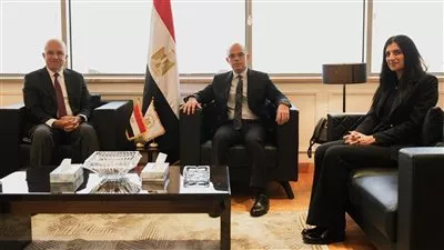 وزير «الاستثمار» يبحث مع «اتحاد الصناعات» سبل دعم القطاع الصناعي