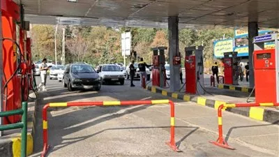 توقف توزيع الوقود في طهران بعد الغارات على مواقع نفطية