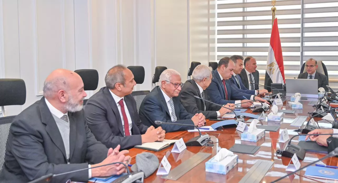  وزير الاستثمار يعقد اجتماعًا بمقر الوزارة بالعاصمة الإدارية