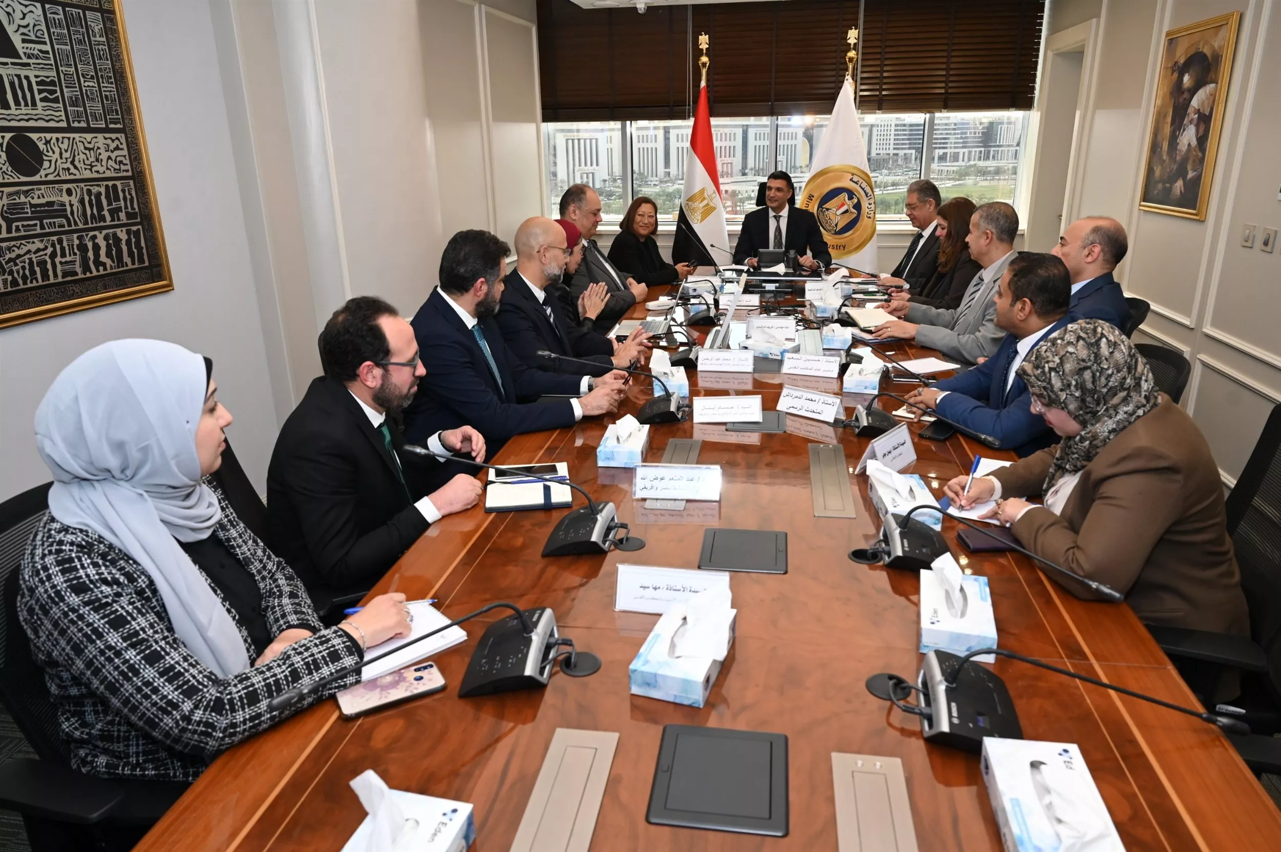 وزير الصناعة يجتمع مع ممثلي شركة جنرال موتورز