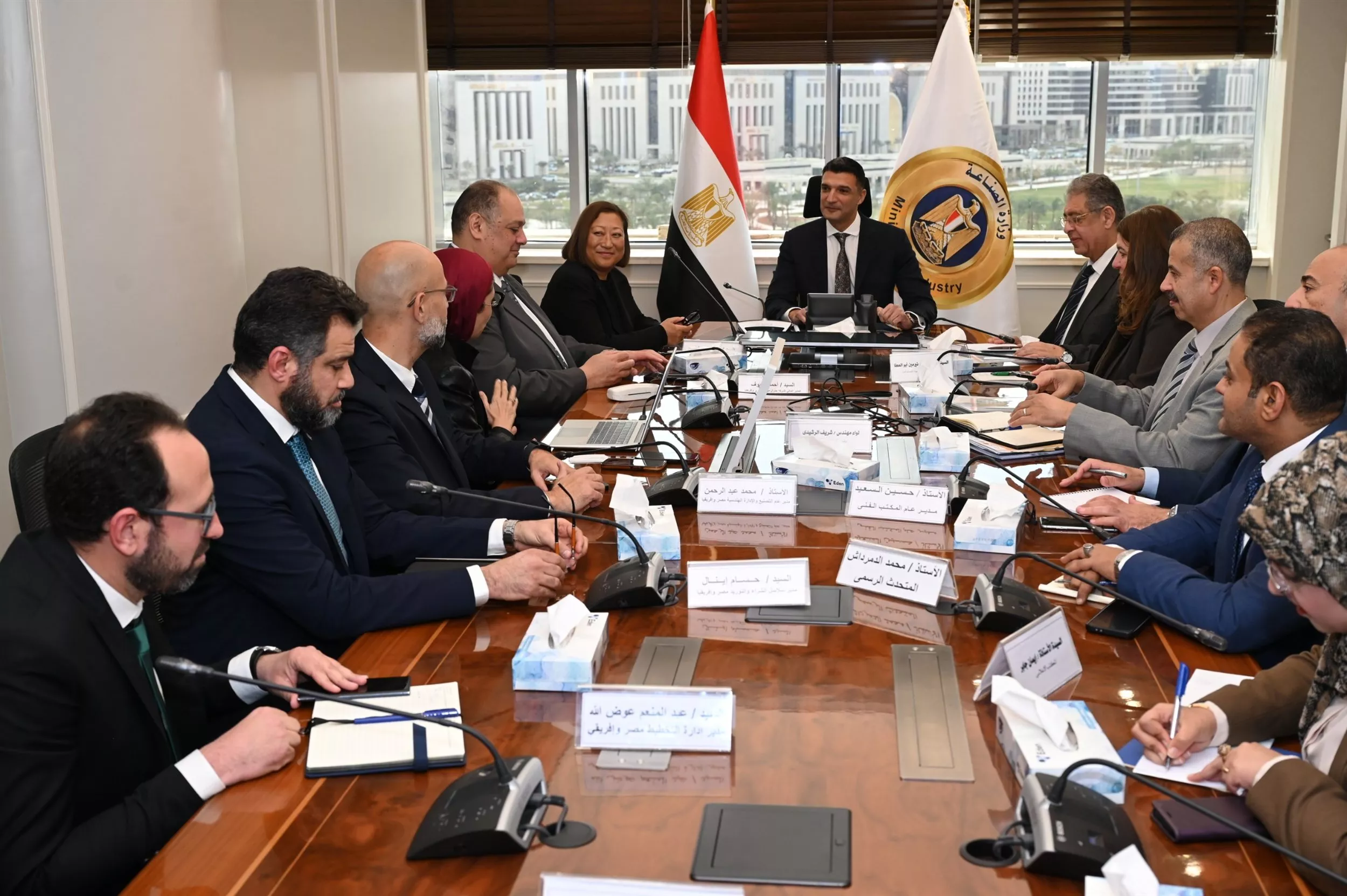 وزير الصناعة يجتمع مع ممثلي شركة جنرال موتورز