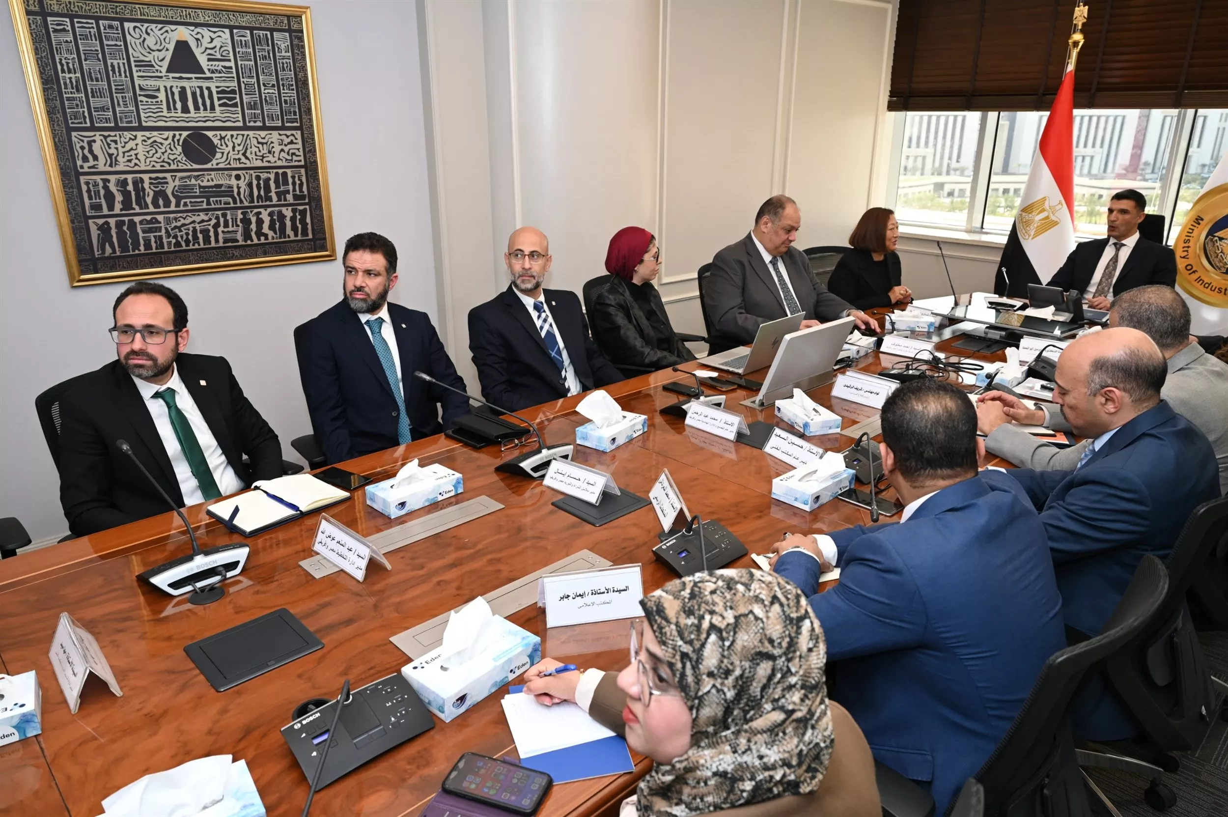 وزير الصناعة يجتمع مع ممثلي شركة جنرال موتورز