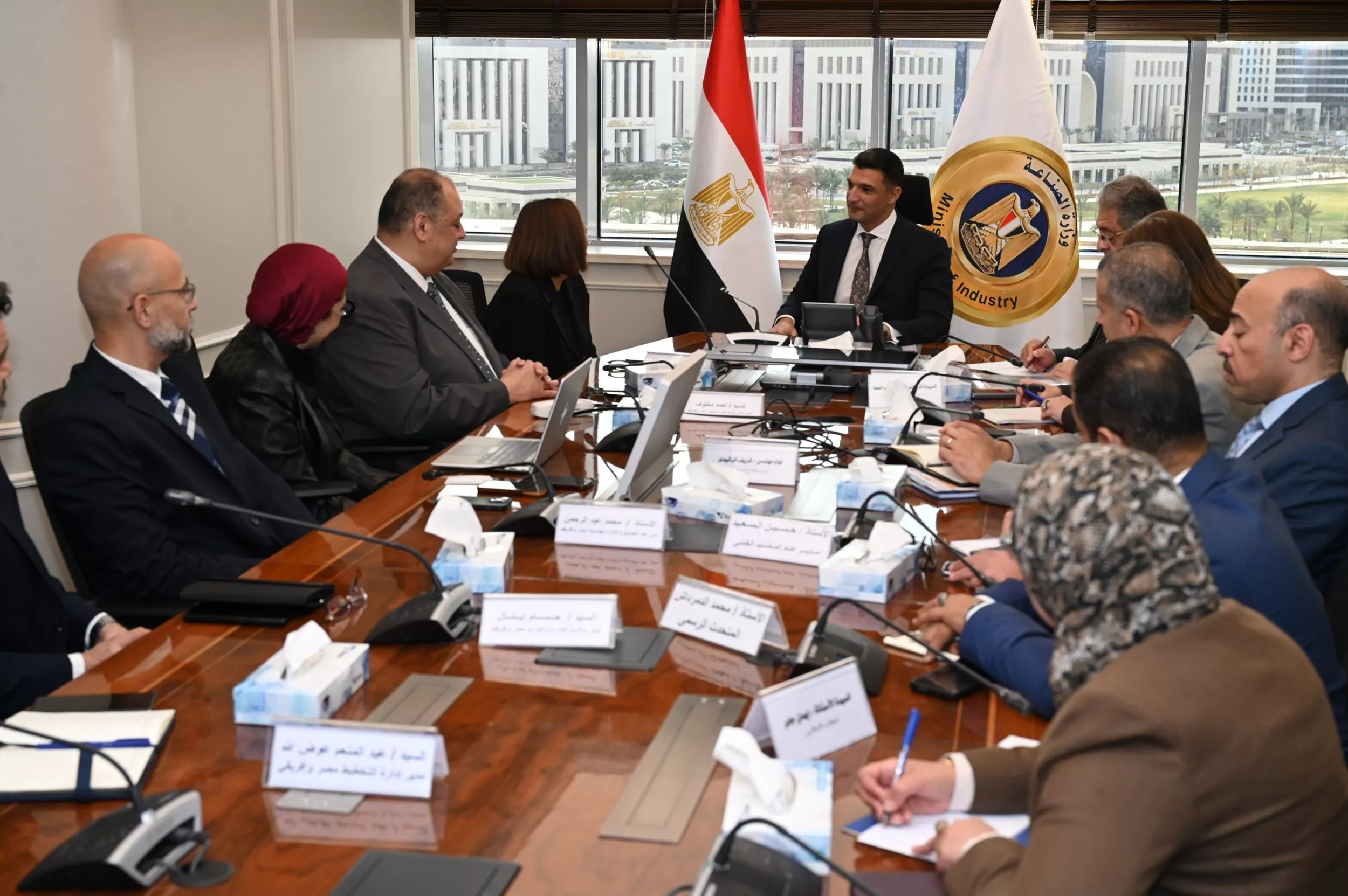 وزير الصناعة يجتمع مع ممثلي شركة جنرال موتورز