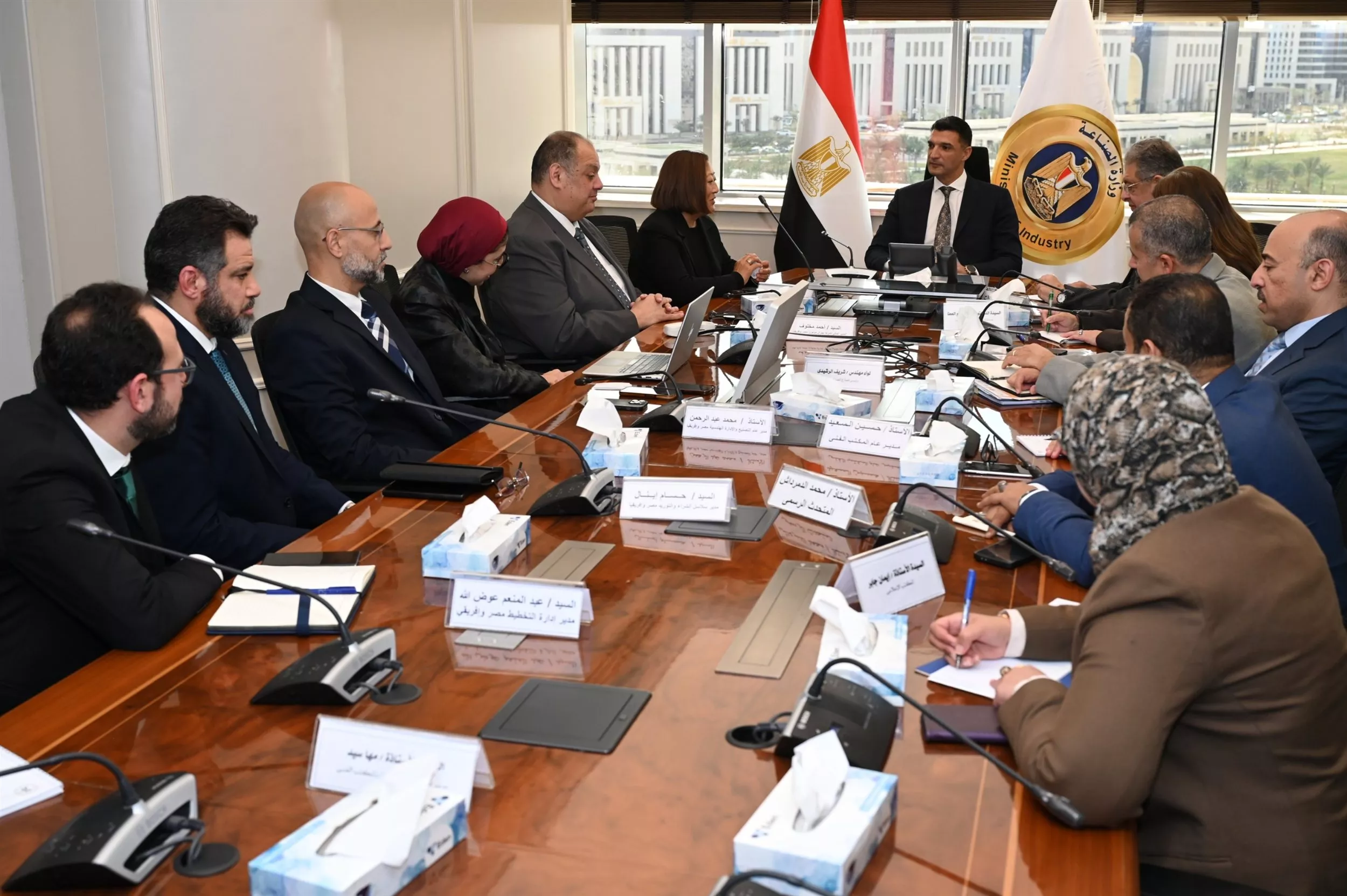 وزير الصناعة يجتمع مع ممثلي شركة جنرال موتورز