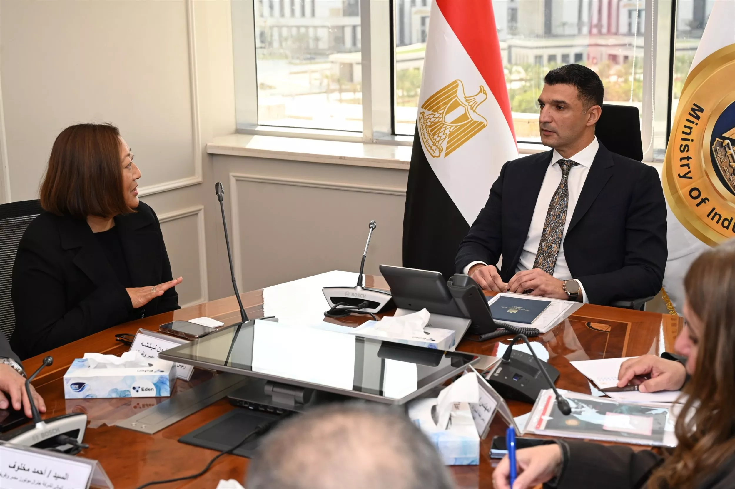 وزير الصناعة يجتمع مع ممثلي شركة جنرال موتورز