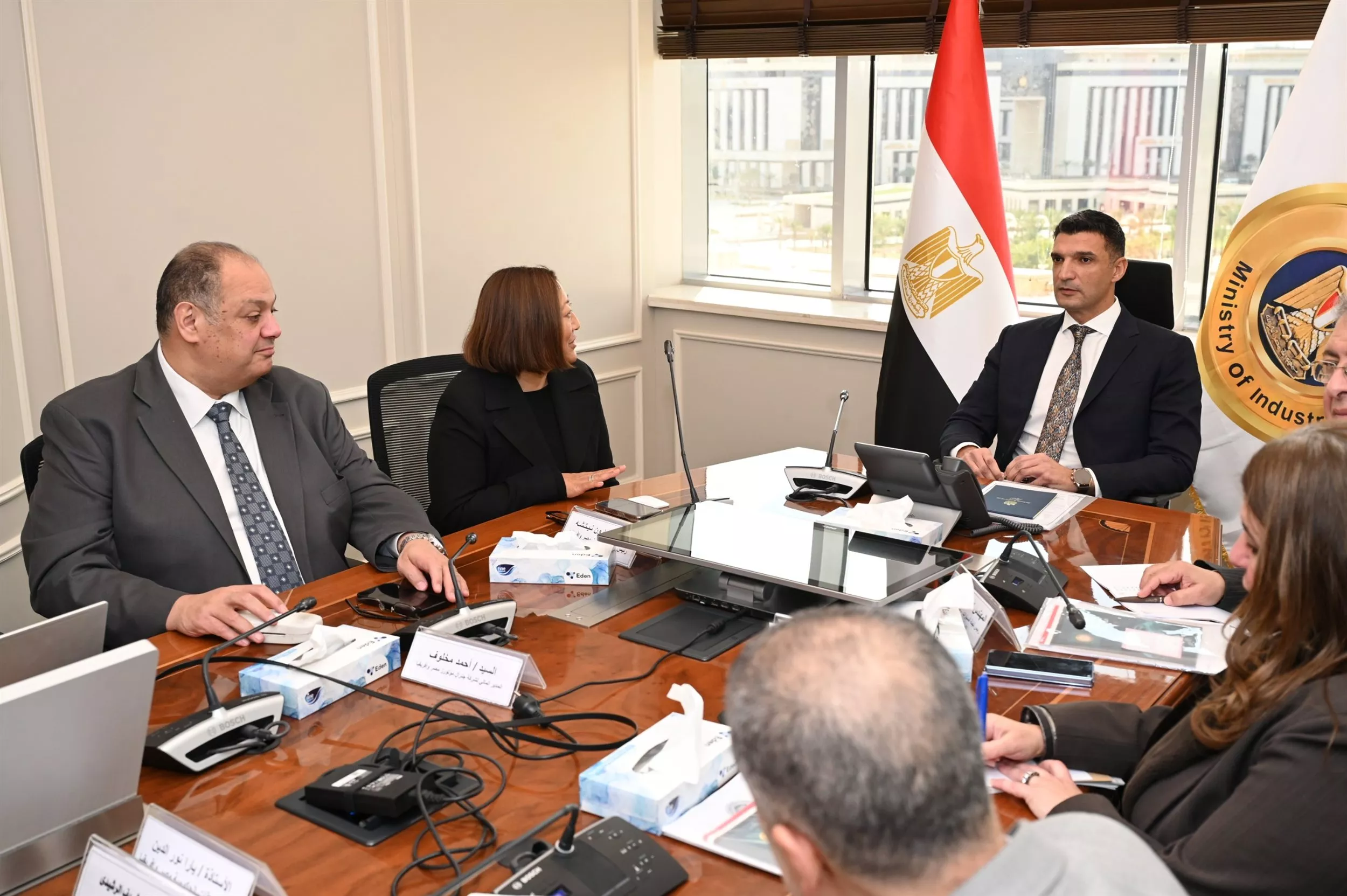 وزير الصناعة يجتمع مع ممثلي شركة جنرال موتورز