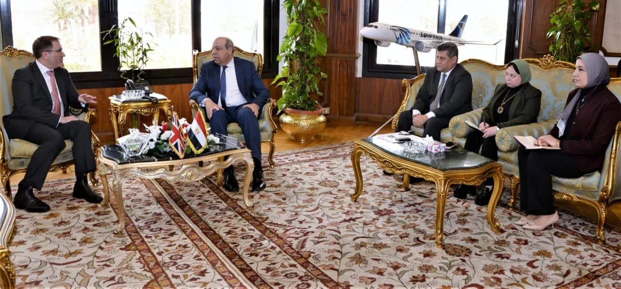 وزير الطيران المدني يستقبل السفير البريطاني بالقاهرة