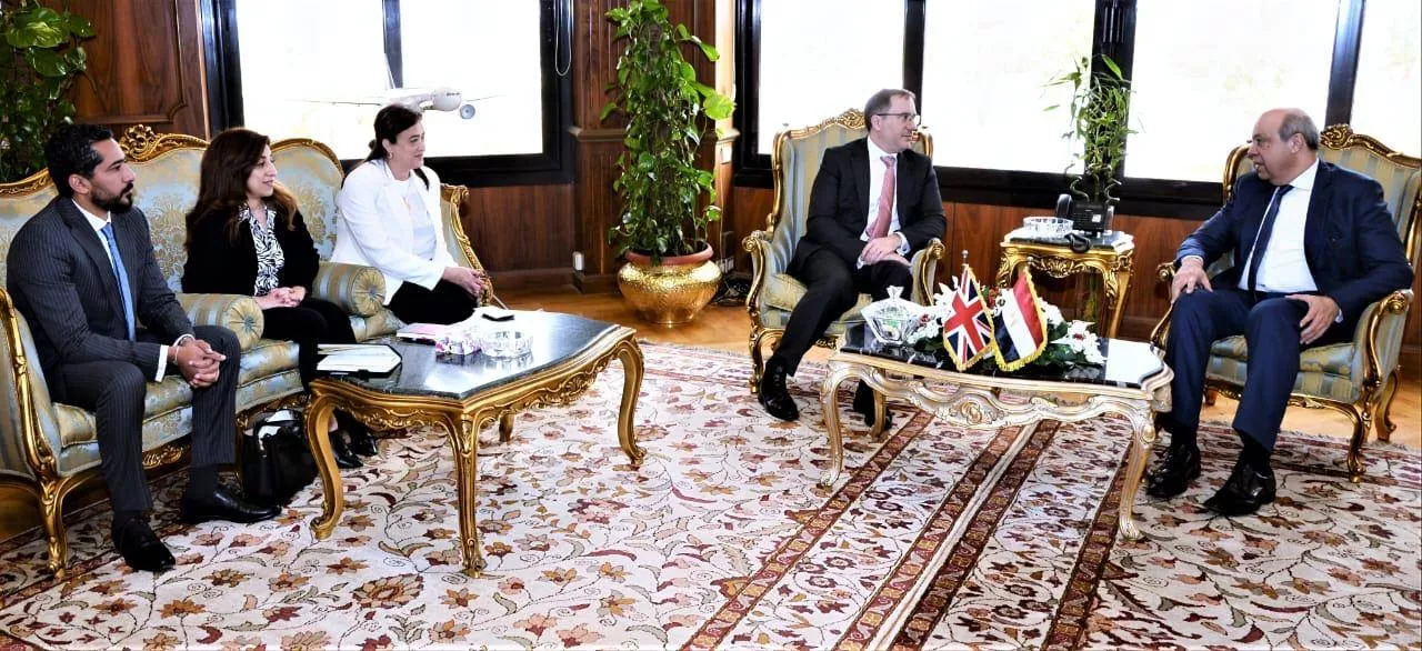 وزير الطيران المدني يستقبل السفير البريطاني بالقاهرة