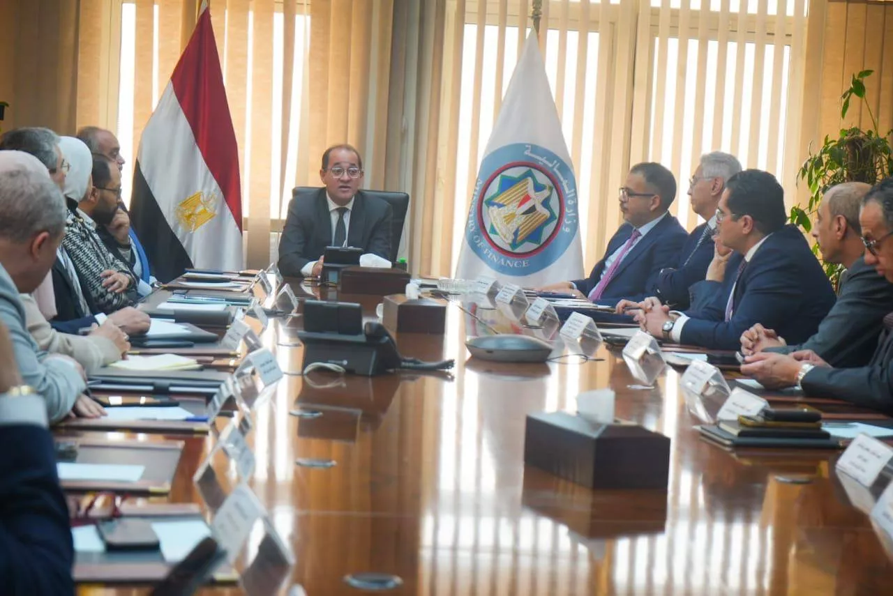 وزير المالية في لقائه مع عدد من المستثمرين