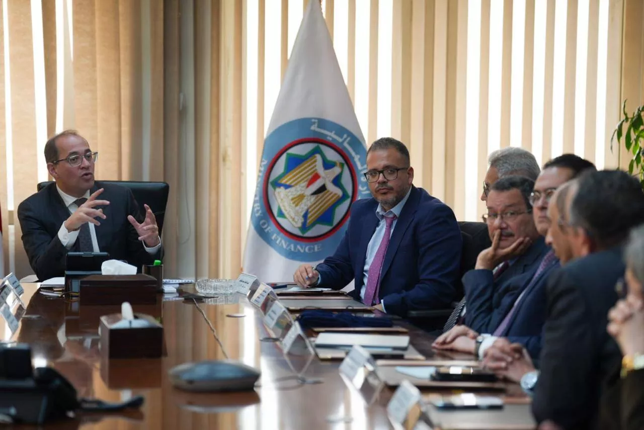 وزير المالية في لقائه مع عدد من المستثمرين