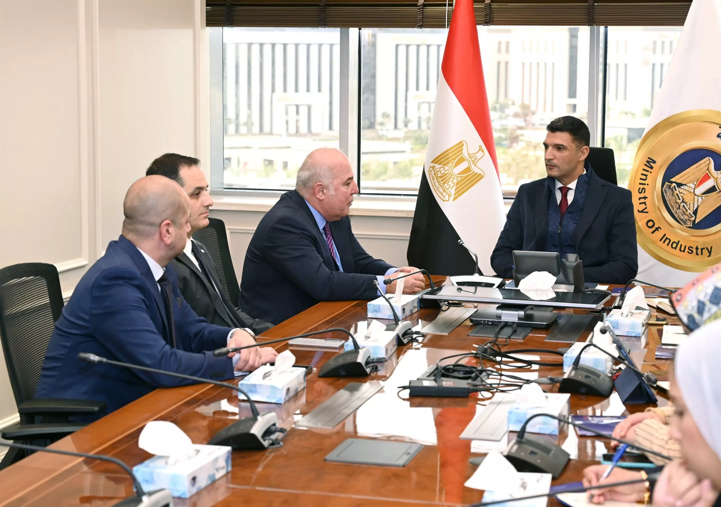 وزير الصناعة يجتمع مع وفد شركة بولاريس التركية