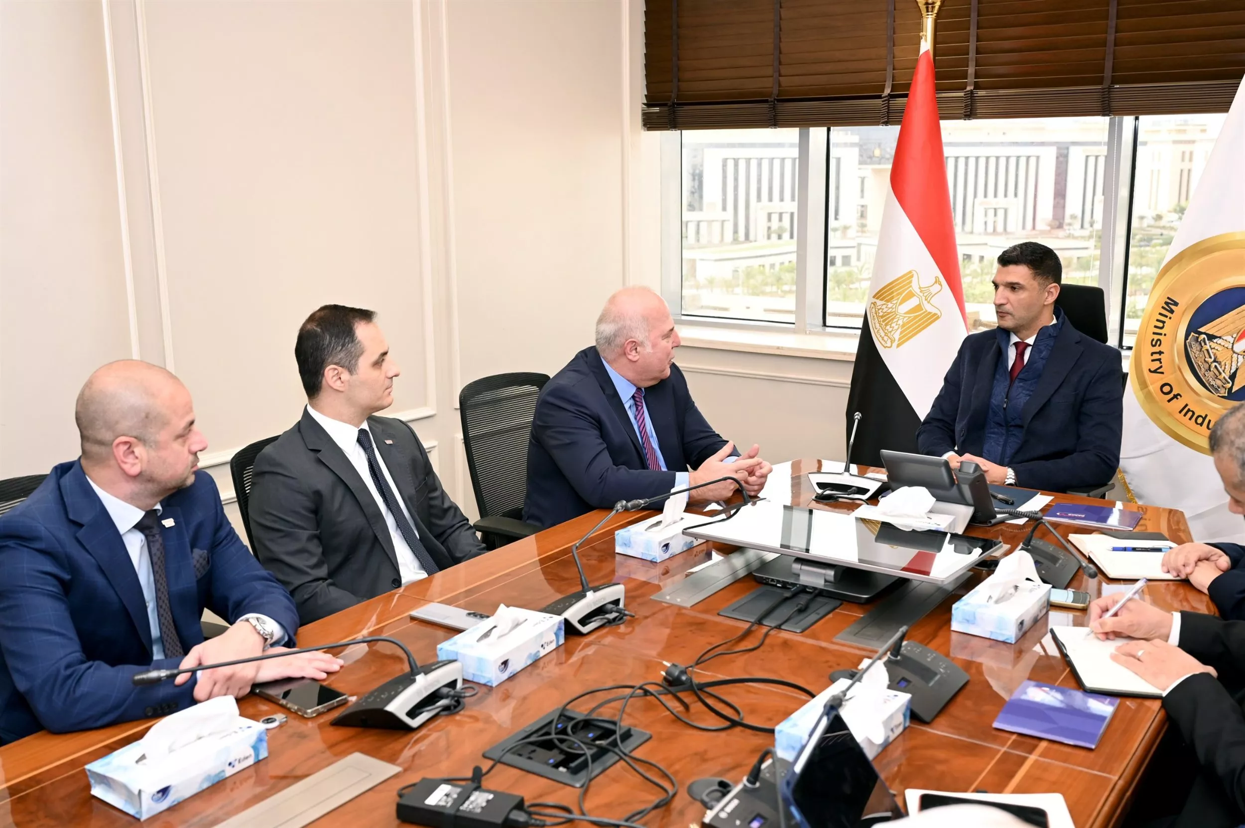 وزير الصناعة يجتمع مع وفد شركة بولاريس التركية