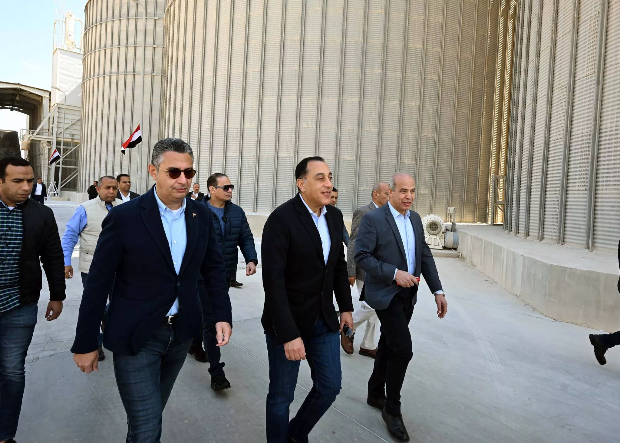 رئيس الوزراء يتفقد صومعة عتاقة بالسويس