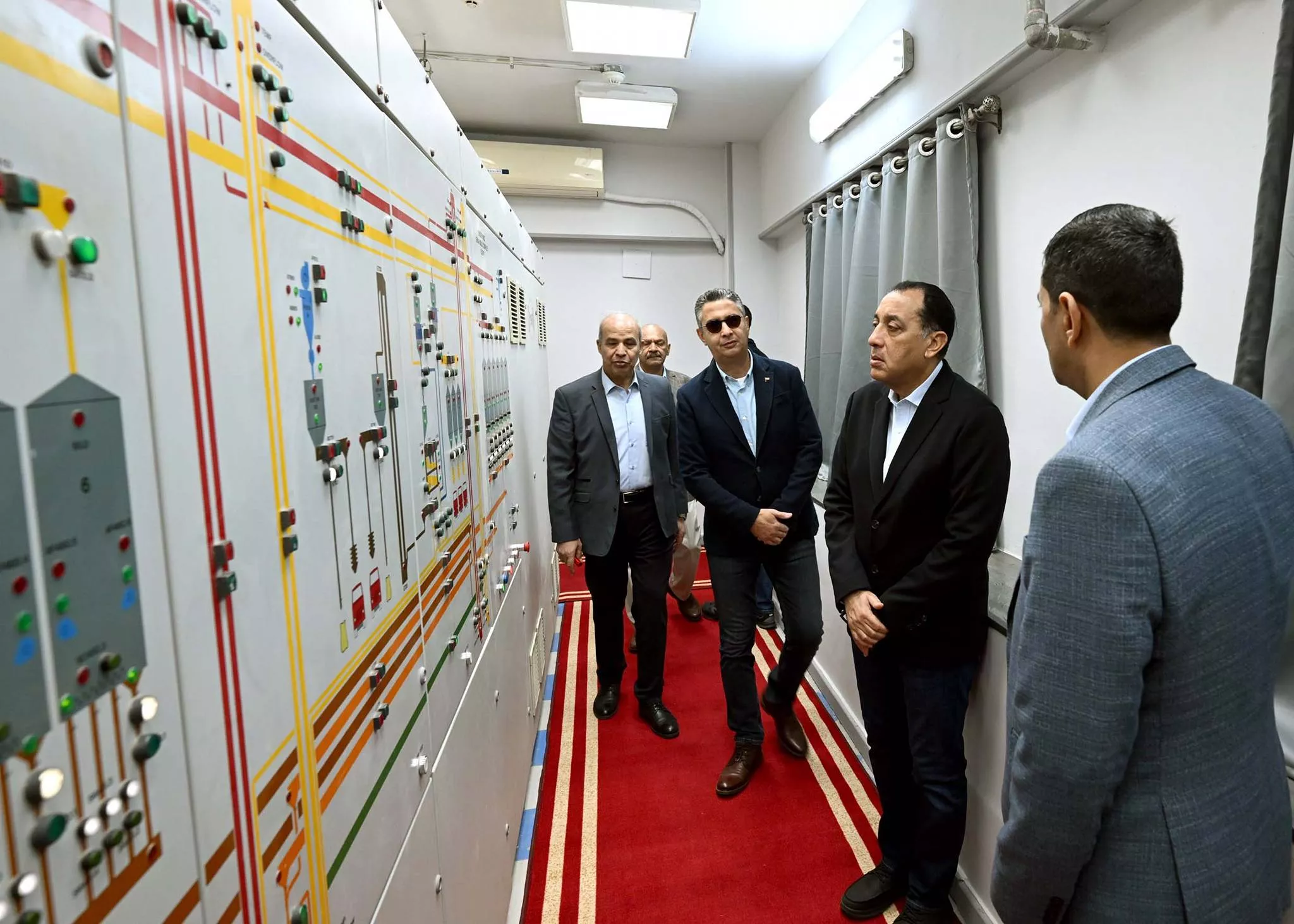 رئيس الوزراء يتفقد صومعة عتاقة بالسويس