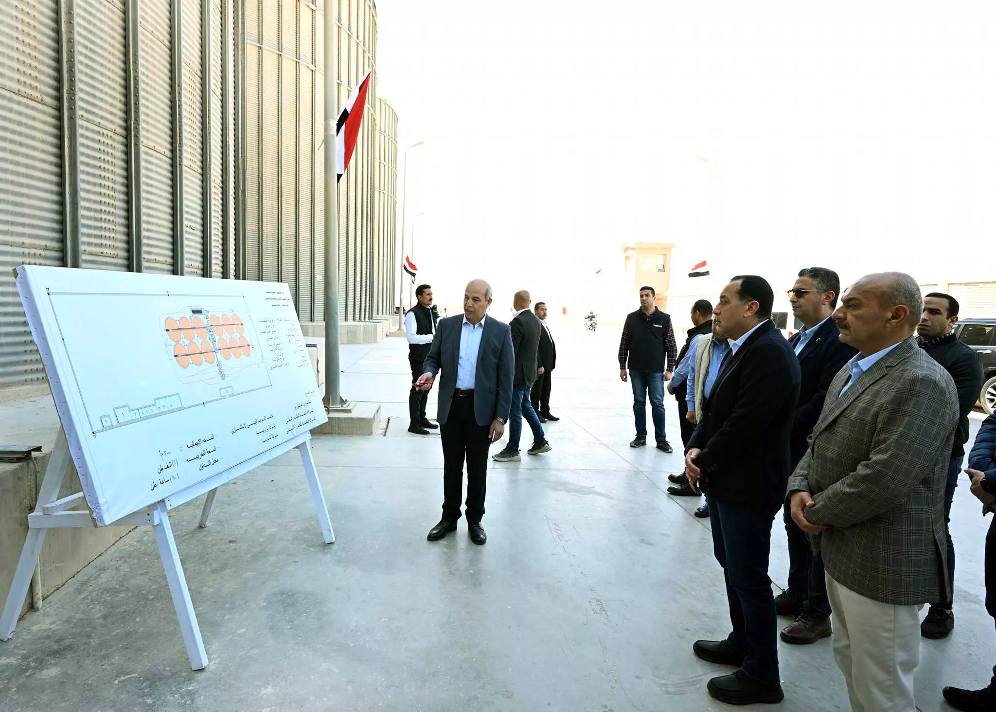 رئيس الوزراء يتفقد صومعة عتاقة بالسويس