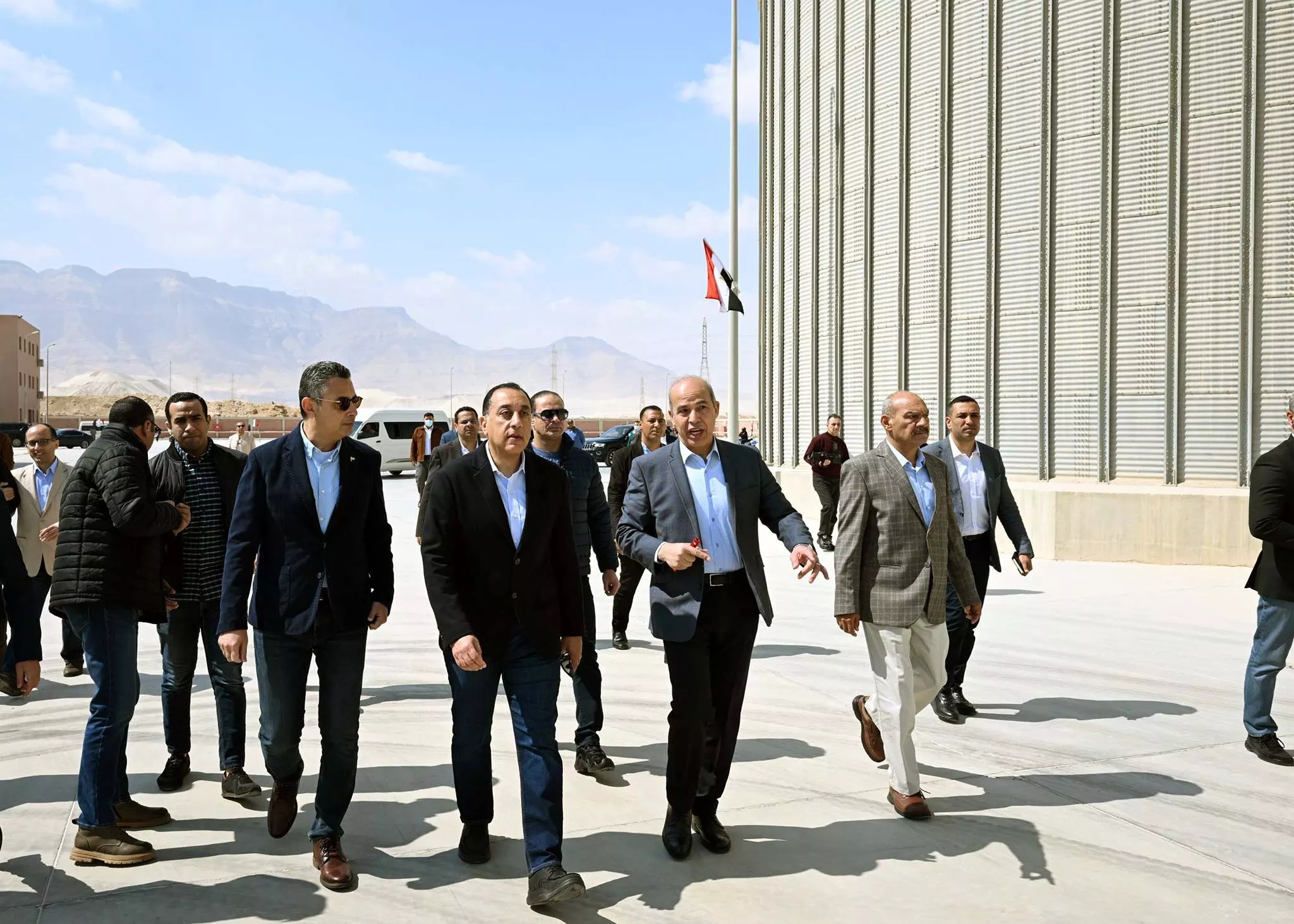 رئيس الوزراء يتفقد صومعة عتاقة بالسويس