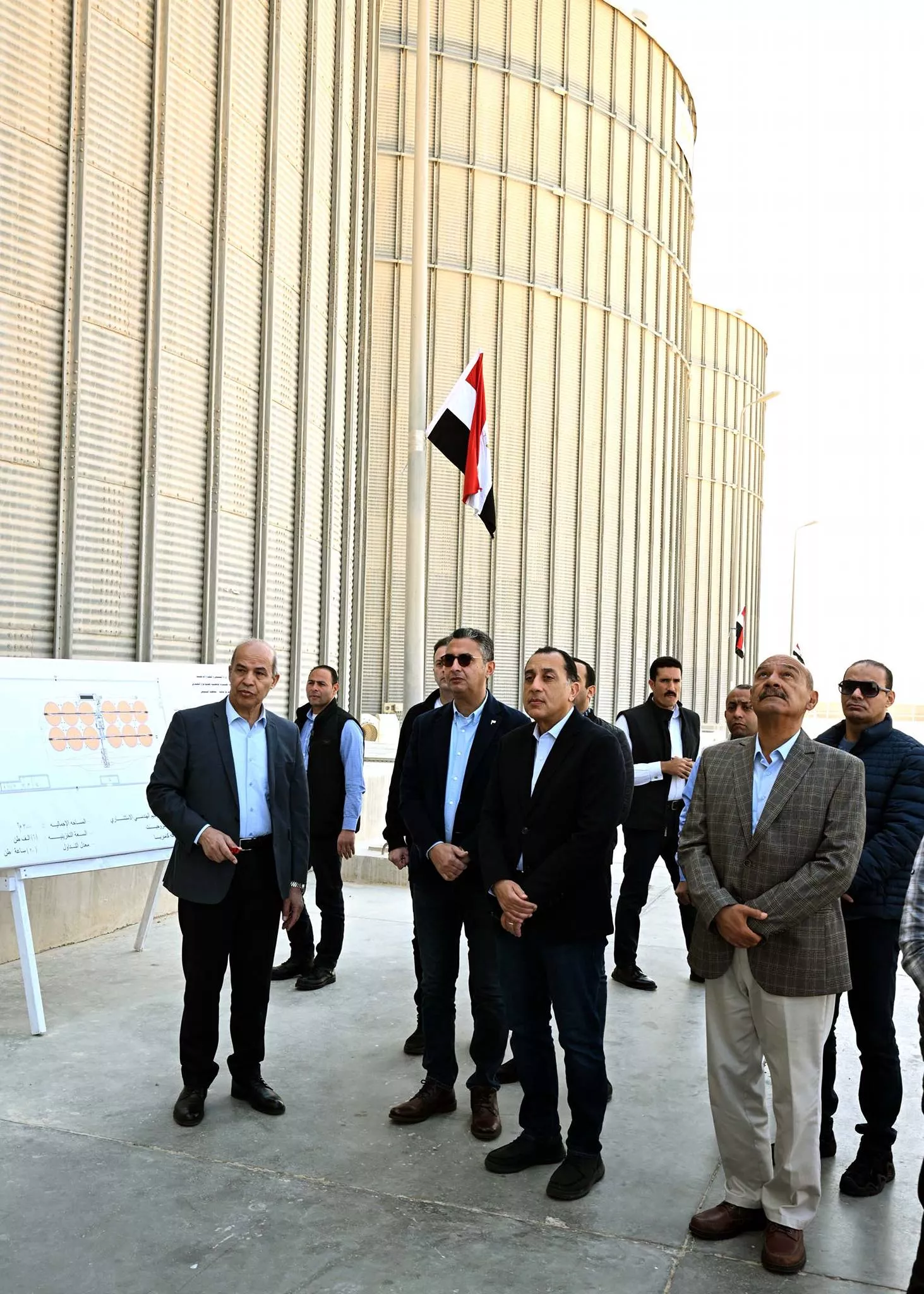 رئيس الوزراء يتفقد صومعة عتاقة بالسويس
