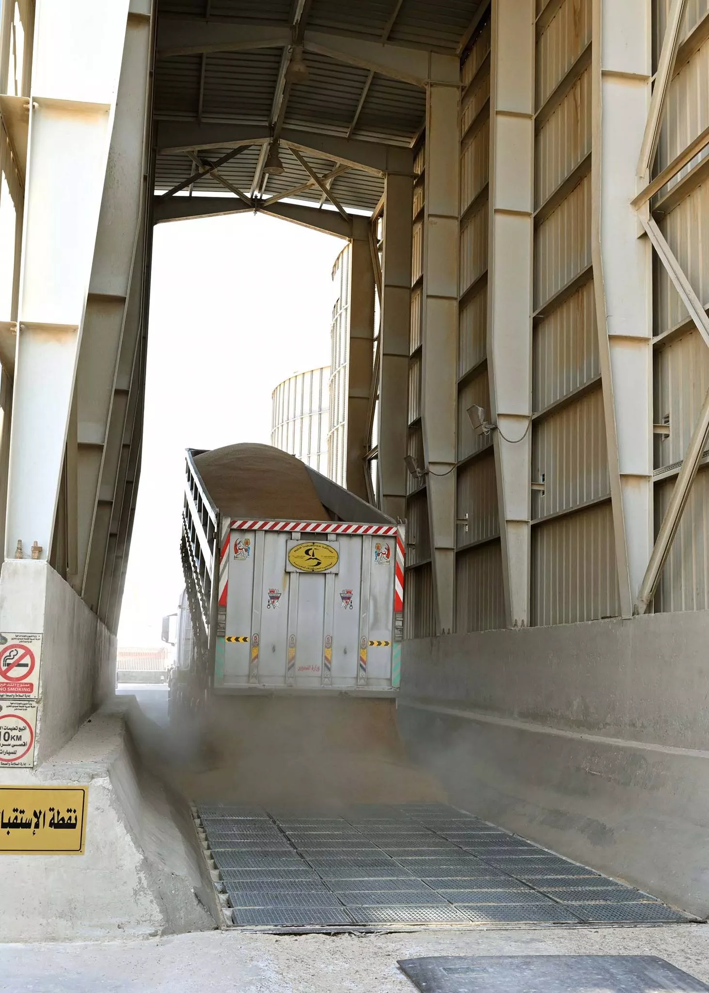 رئيس الوزراء يتفقد صومعة عتاقة بالسويس