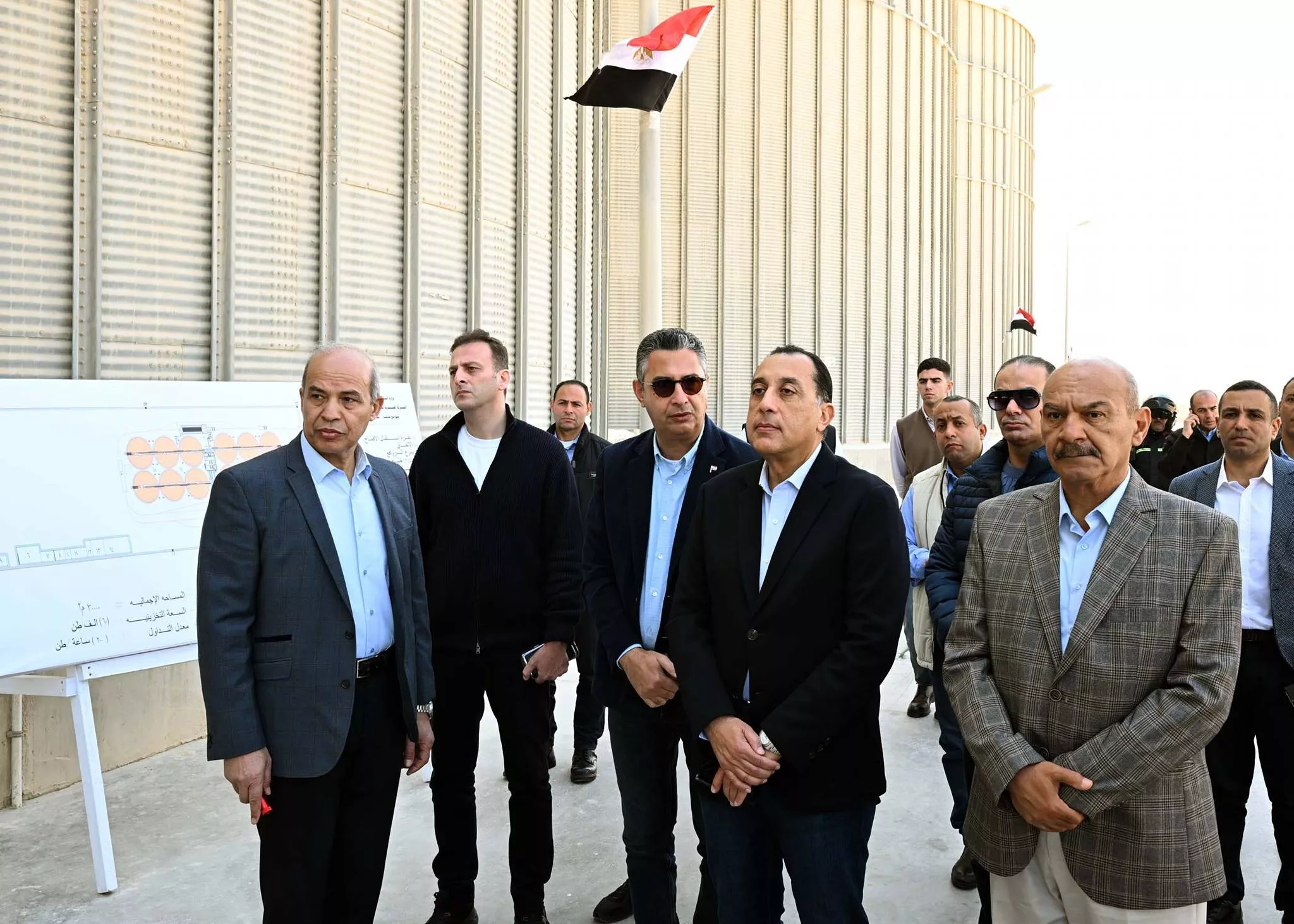رئيس الوزراء يتفقد صومعة عتاقة بالسويس