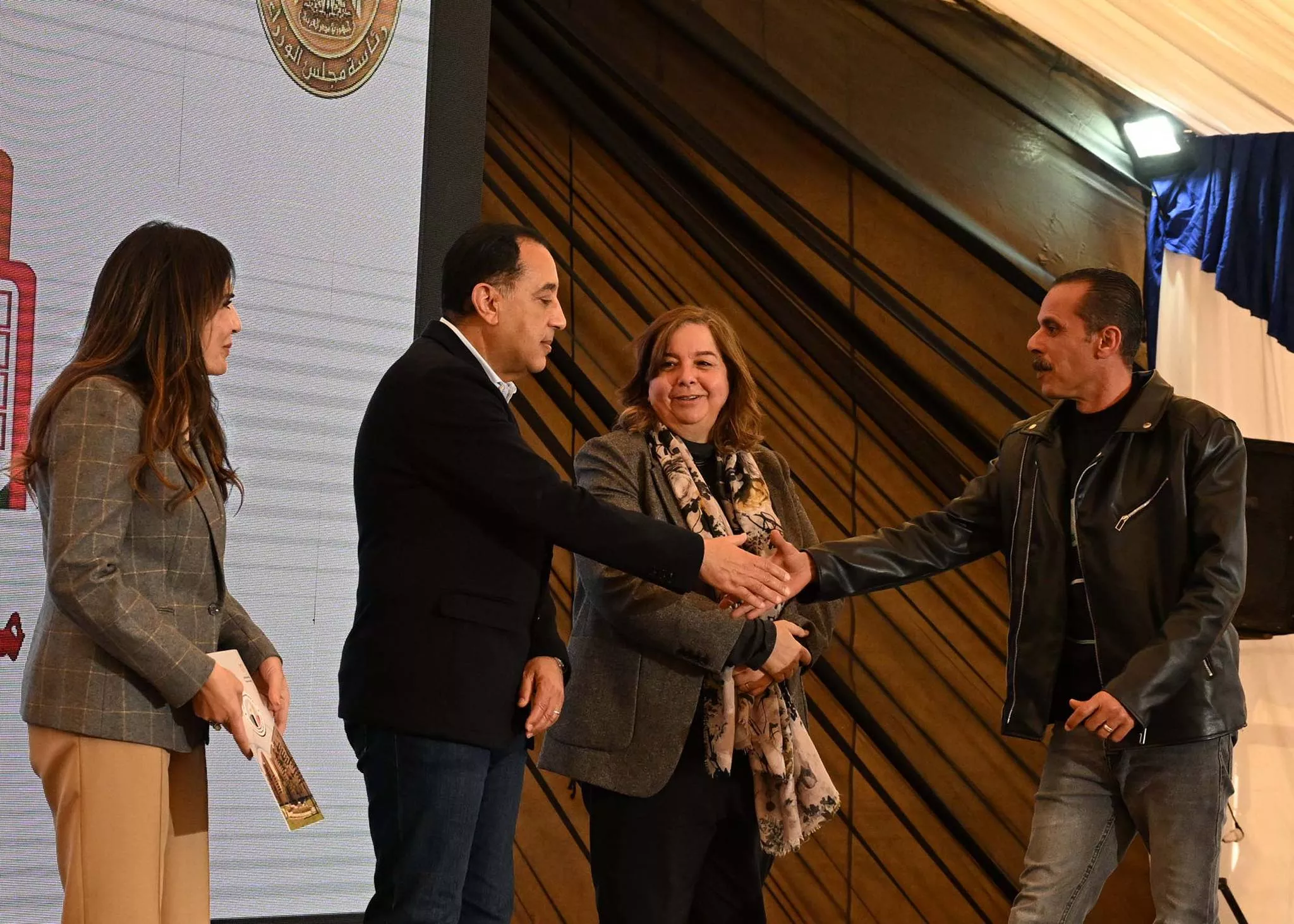 رئيس الوزراء يسلم عقود عدد من وحدات سكن لكل المصريين