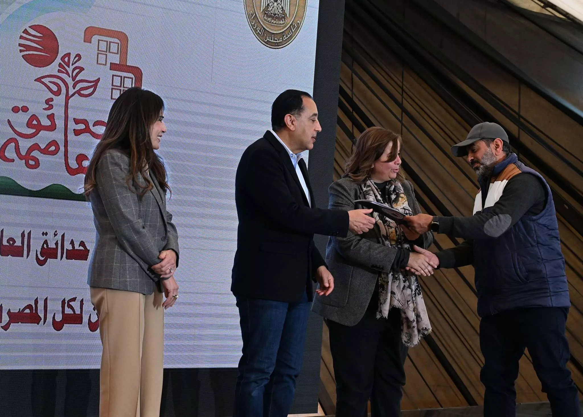 رئيس الوزراء يسلم عقود عدد من وحدات سكن لكل المصريين