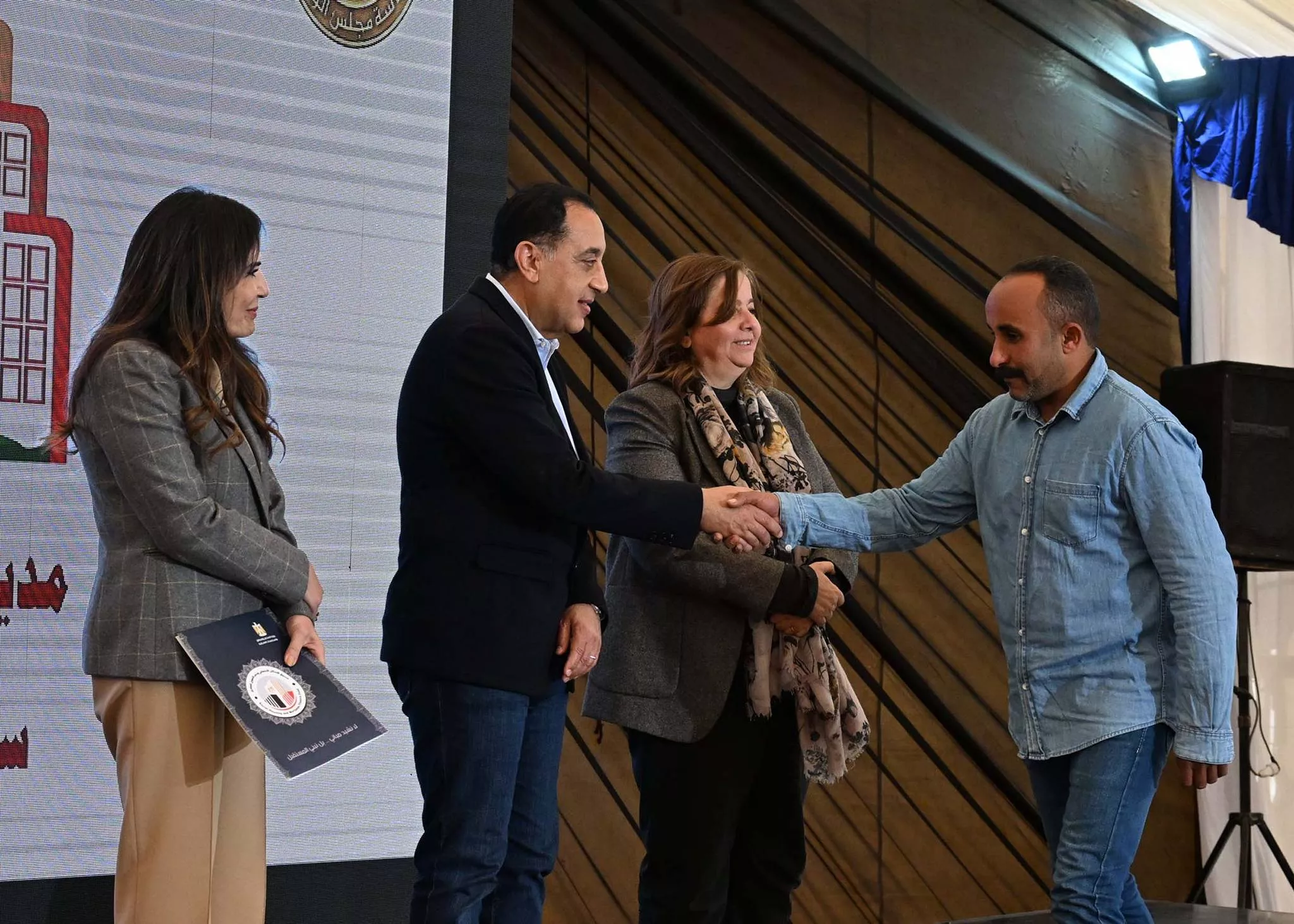 رئيس الوزراء يسلم عقود عدد من وحدات سكن لكل المصريين