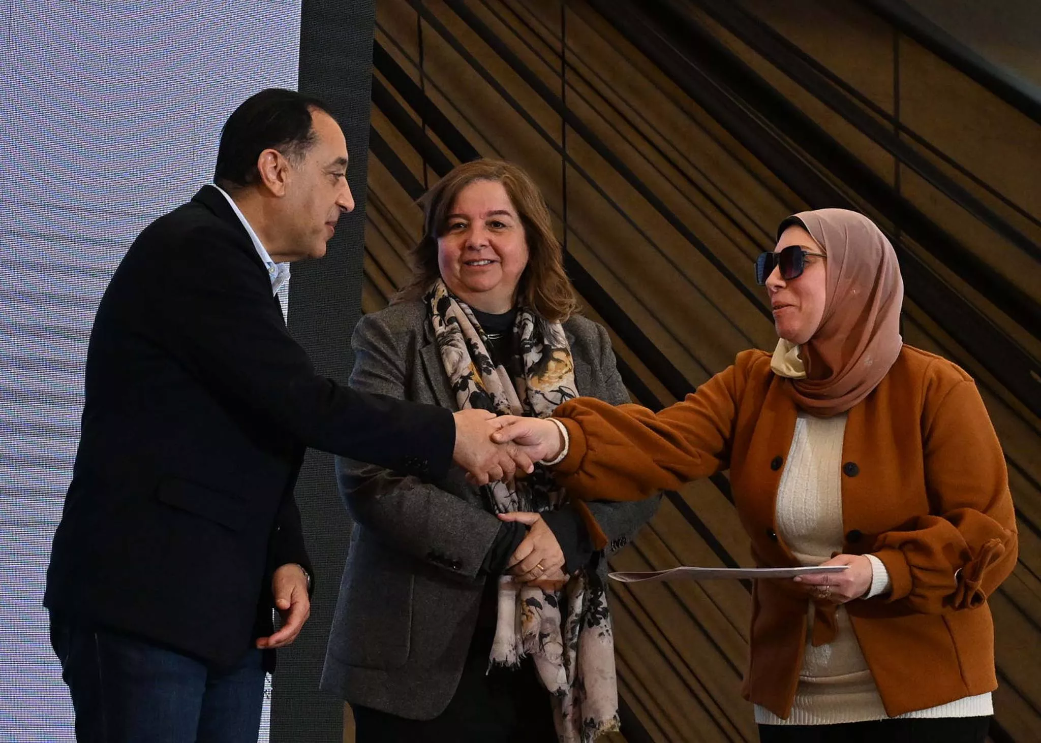رئيس الوزراء يسلم عقود عدد من وحدات سكن لكل المصريين