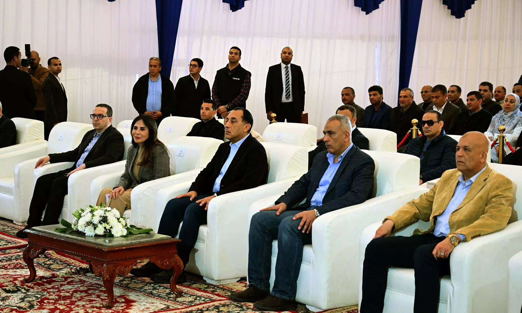 رئيس الوزراء يسلم عقود عدد من وحدات سكن لكل المصريين