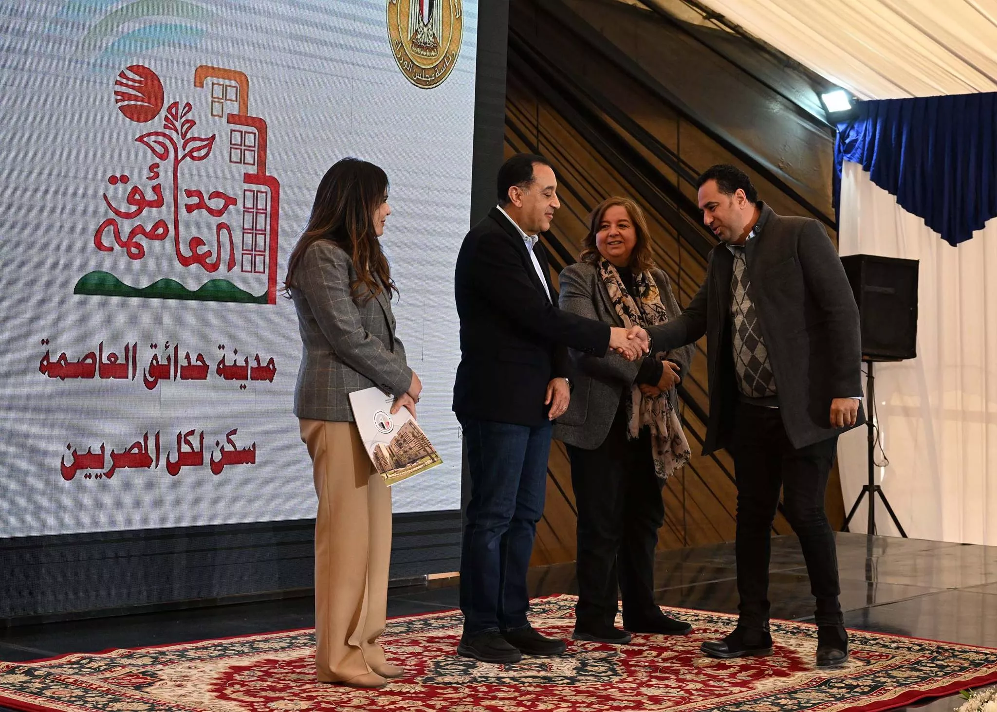 رئيس الوزراء يسلم عقود عدد من وحدات سكن لكل المصريين