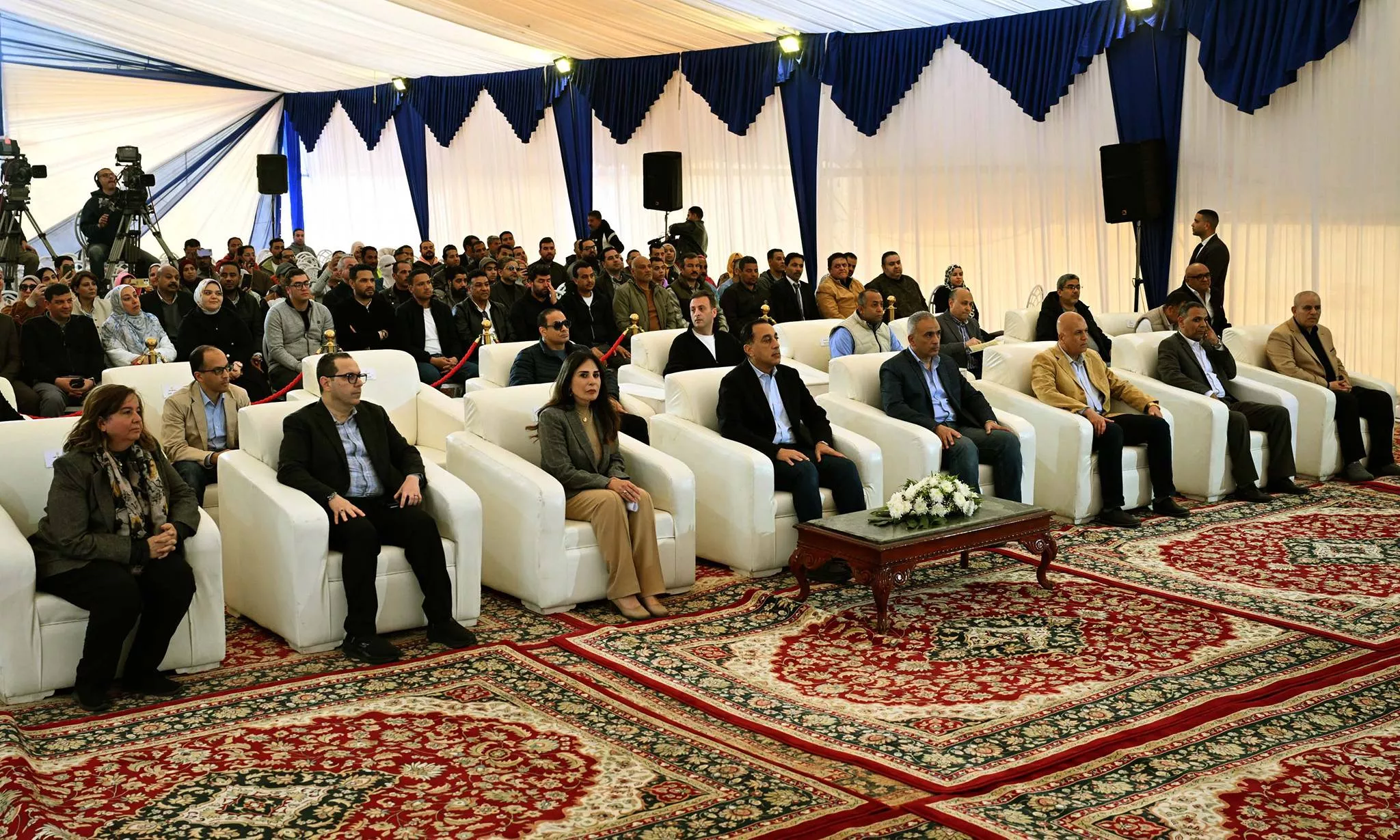 رئيس الوزراء يسلم عقود عدد من وحدات سكن لكل المصريين