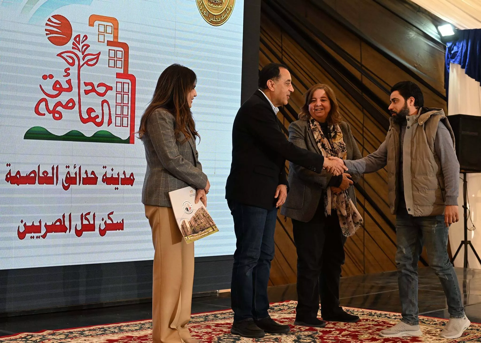 رئيس الوزراء يسلم عقود عدد من وحدات سكن لكل المصريين