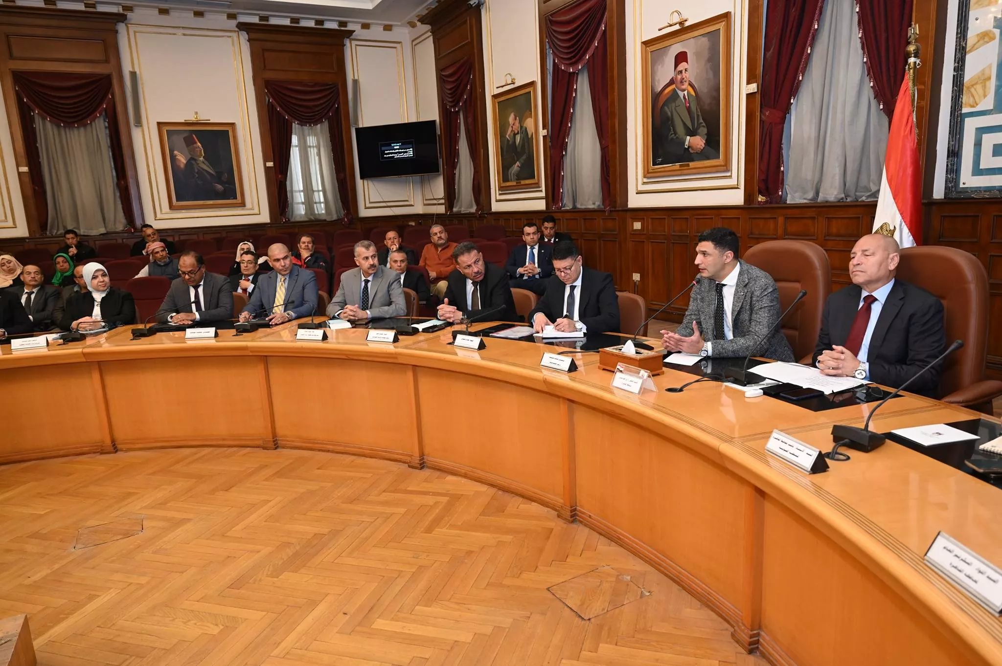 وزير الصناعة ومحافظ القاهرة يعقدان حواراً مفتوحاً مع مستثمري منطقة شق الثعبان الصناعية
