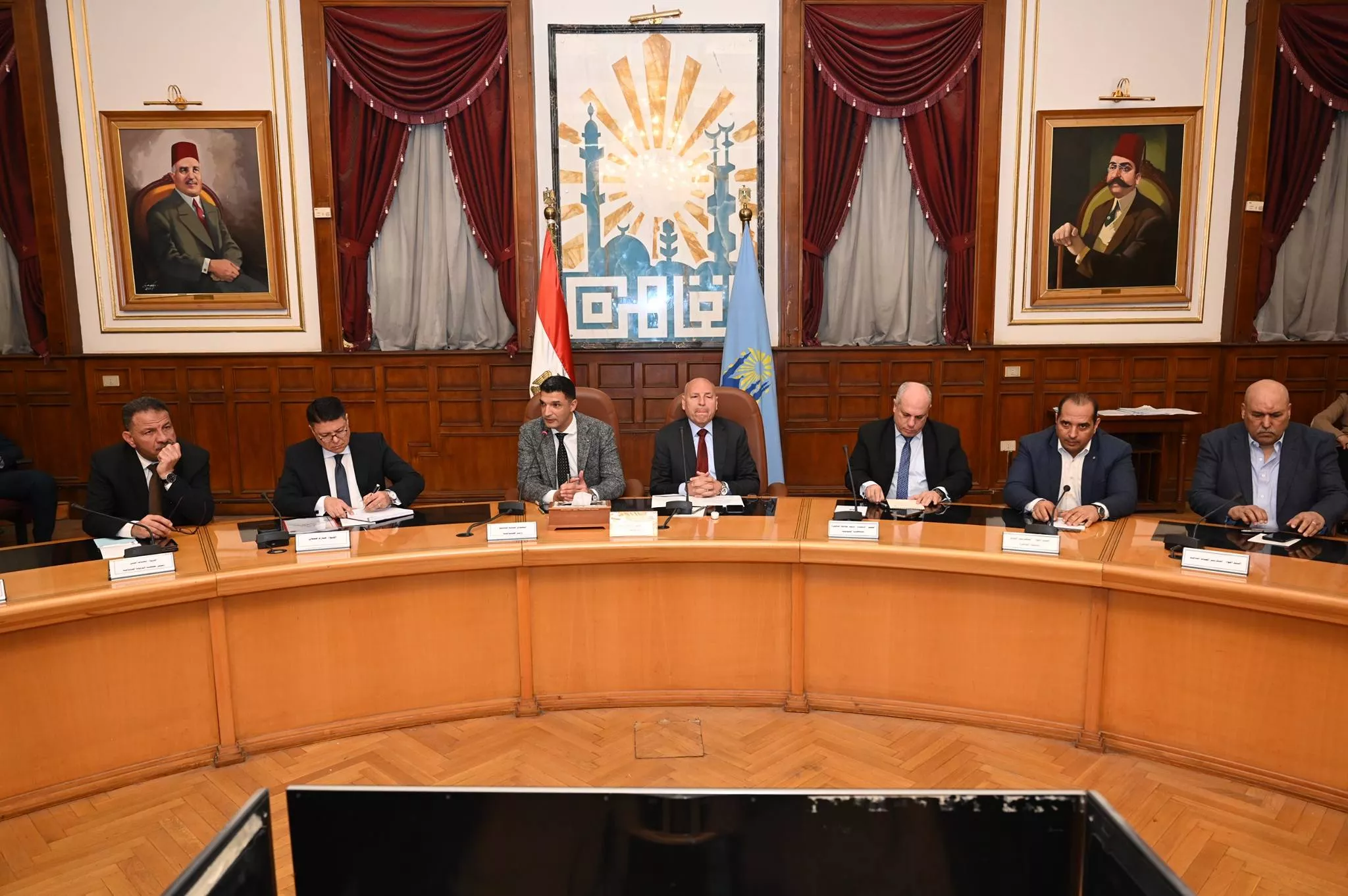 وزير الصناعة ومحافظ القاهرة يعقدان حواراً مفتوحاً مع مستثمري منطقة شق الثعبان الصناعية