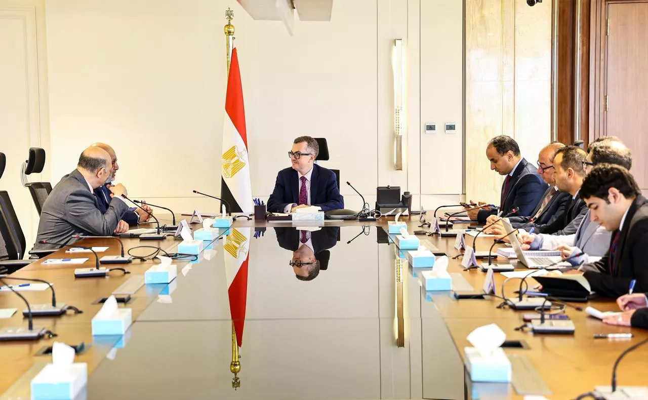 الدكتور أحمد رستم يجتمع مع عبد العزيز الملا