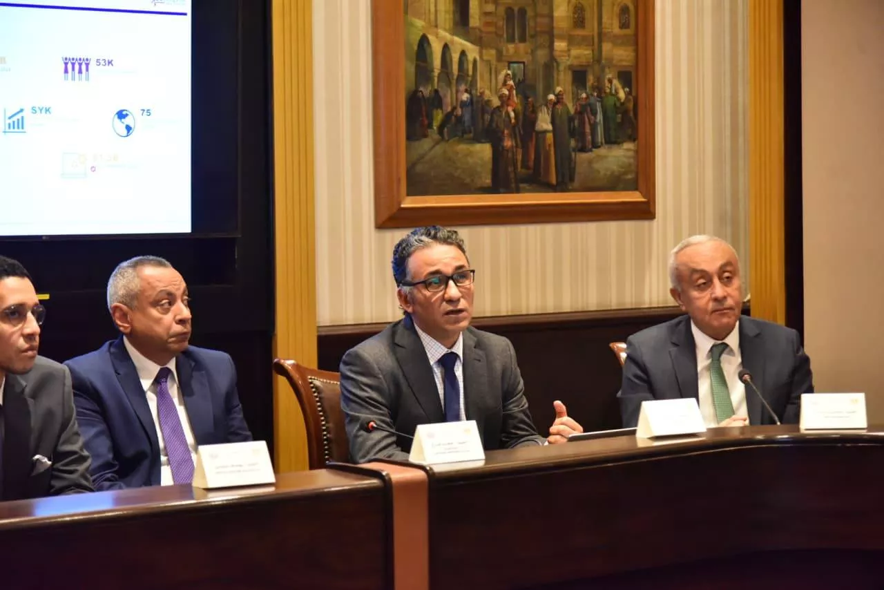 وزير الصحة يبحث إدخال الروبوتات الجراحية بجراحات العظام