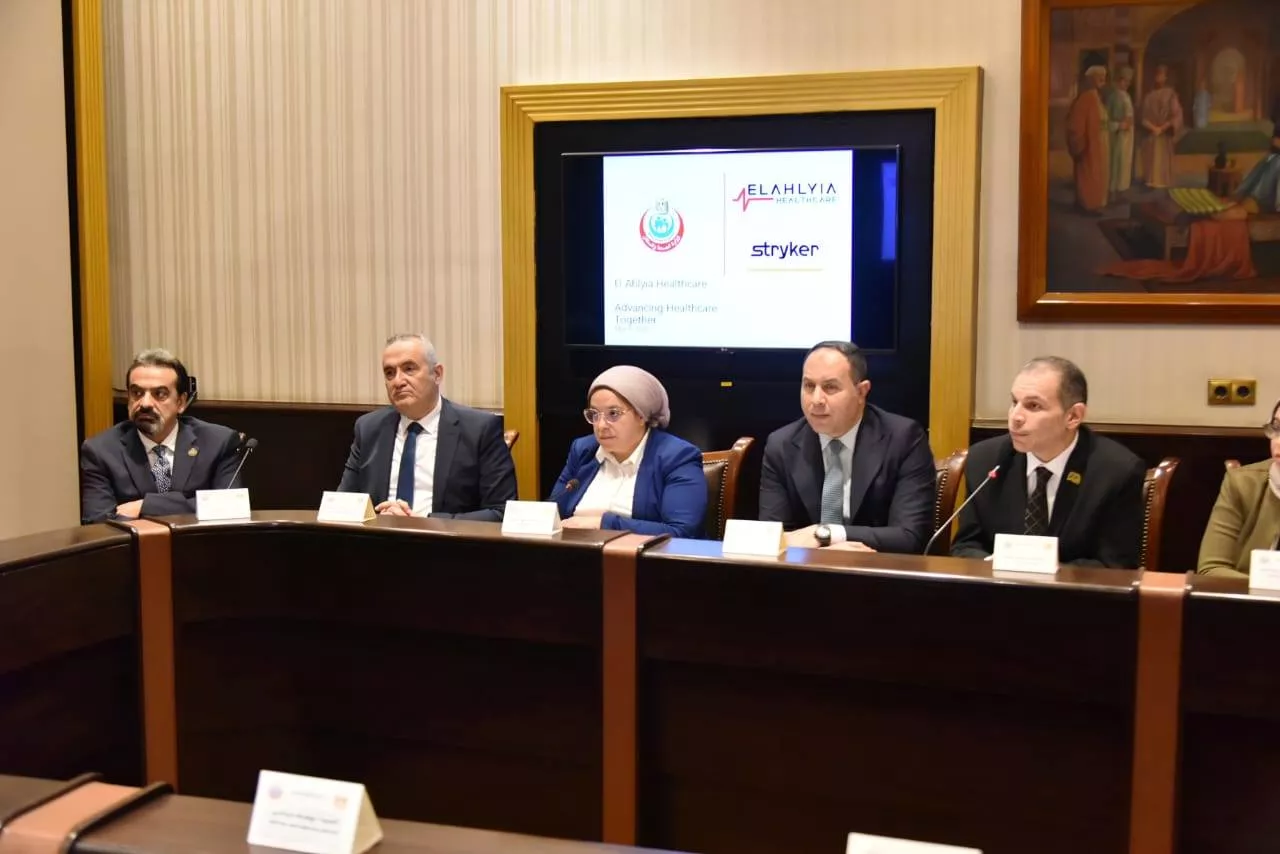 وزير الصحة يبحث إدخال الروبوتات الجراحية بجراحات العظام