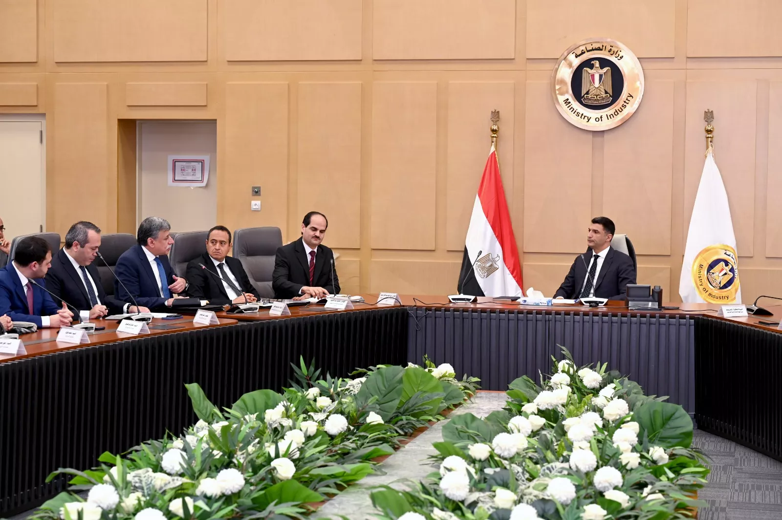 وزير الصناعة يجتمع بمصنعي السيراميك والبورسلين