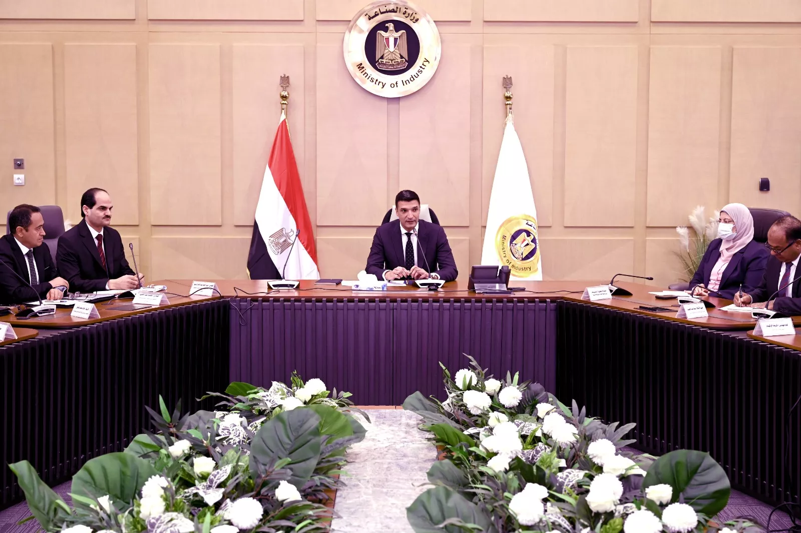 وزير الصناعة يجتمع بمصنعي السيراميك والبورسلين