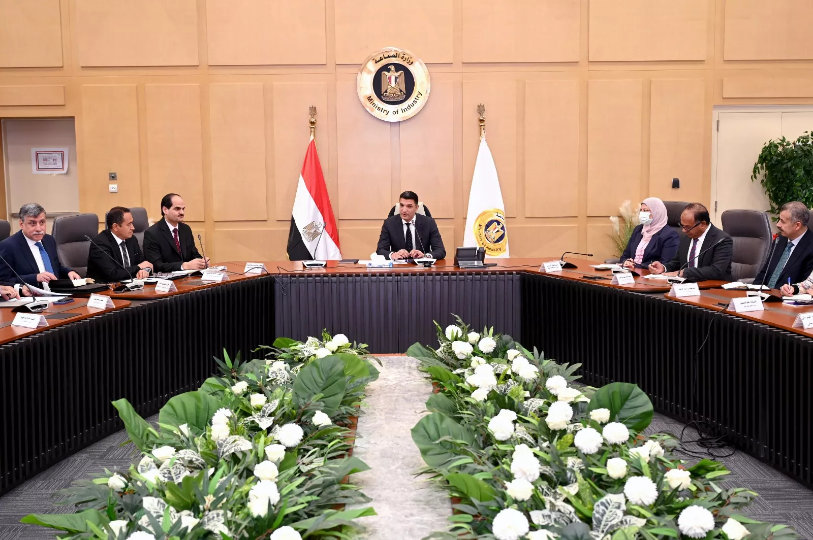وزير الصناعة يجتمع بمصنعي السيراميك والبورسلين