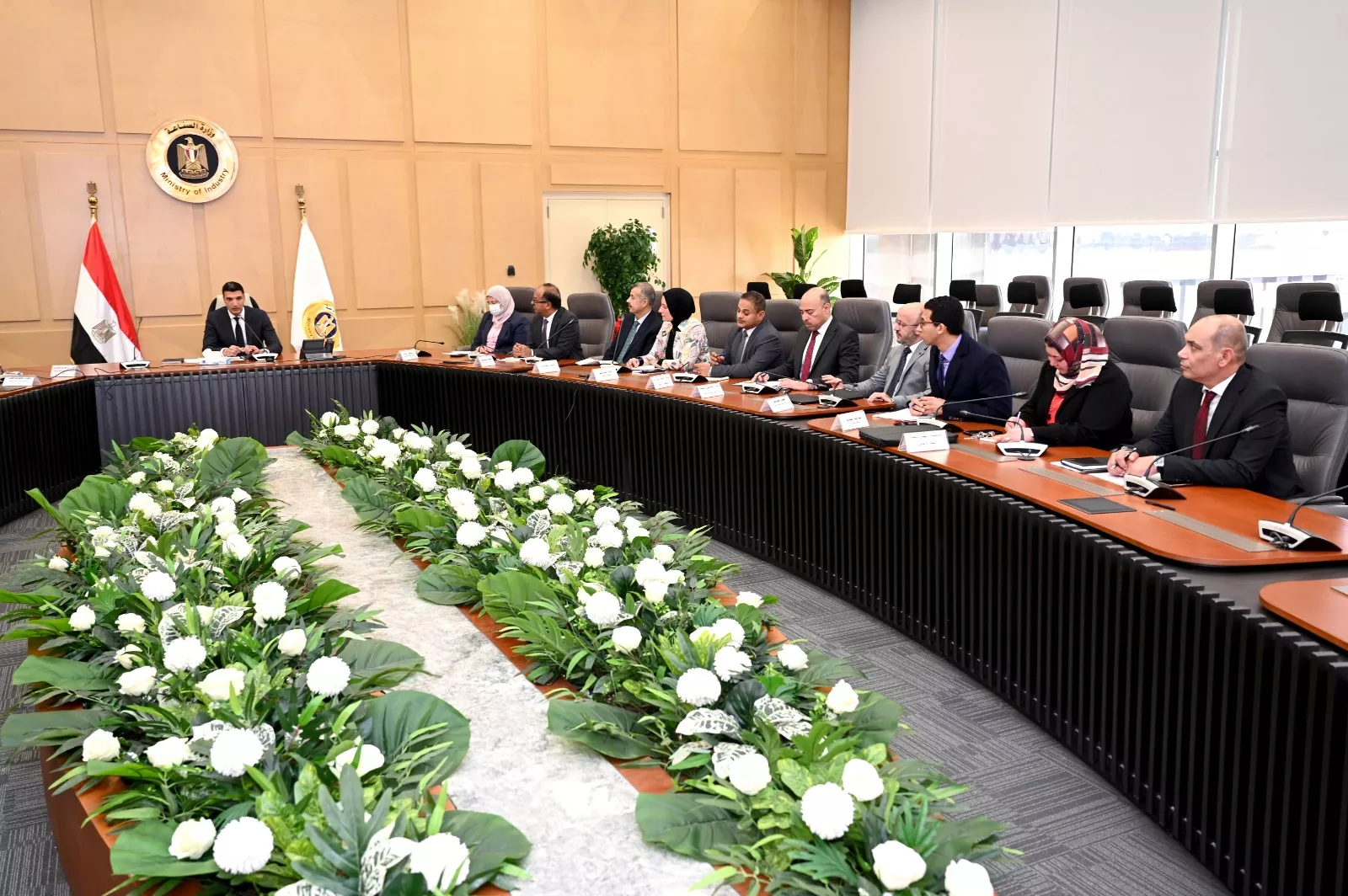 وزير الصناعة يجتمع بمصنعي السيراميك والبورسلين