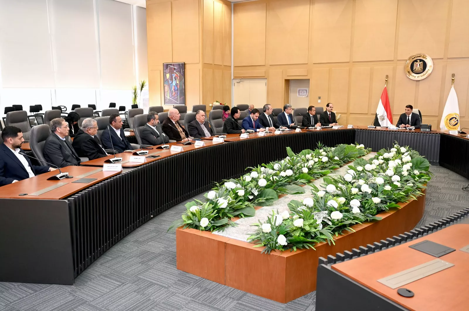وزير الصناعة يجتمع بمصنعي السيراميك والبورسلين