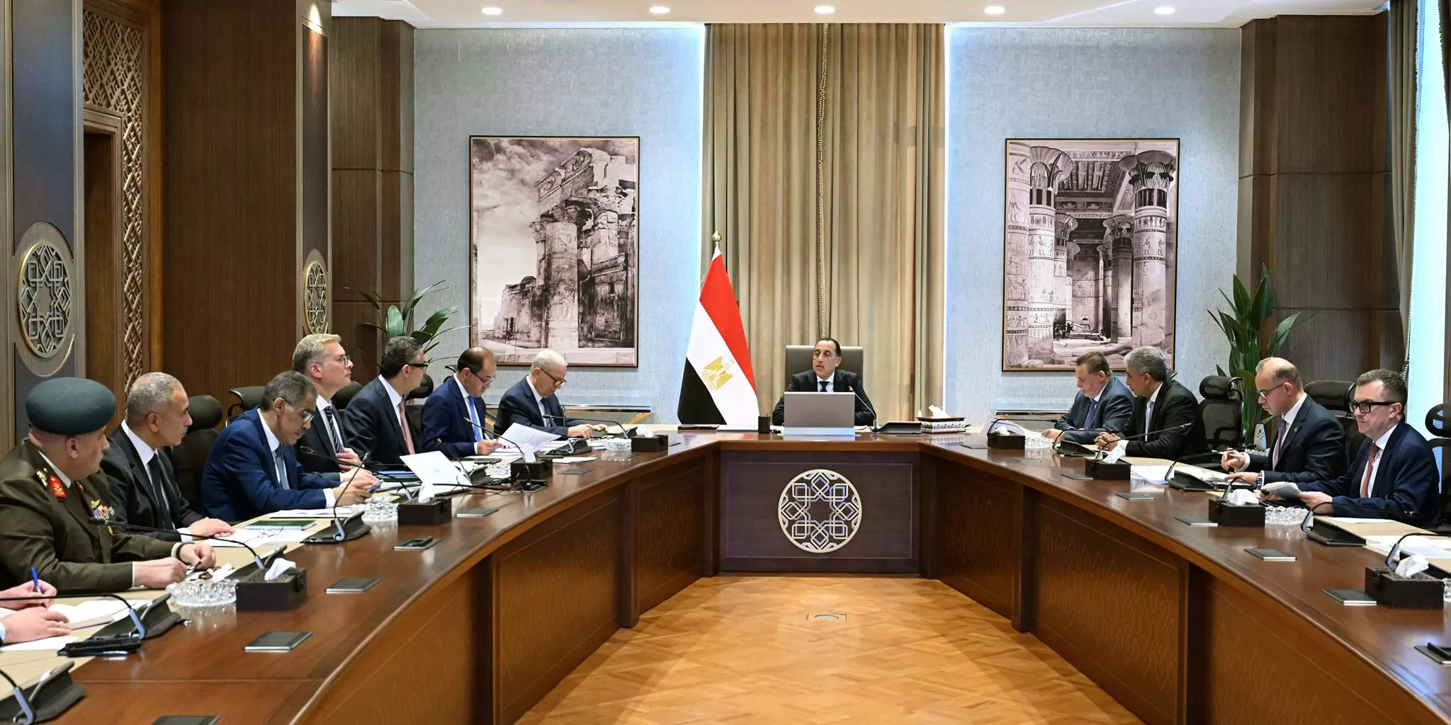 رئيس الوزراء يترأس اجتماع لجنة إدارة الأزمات المركزية