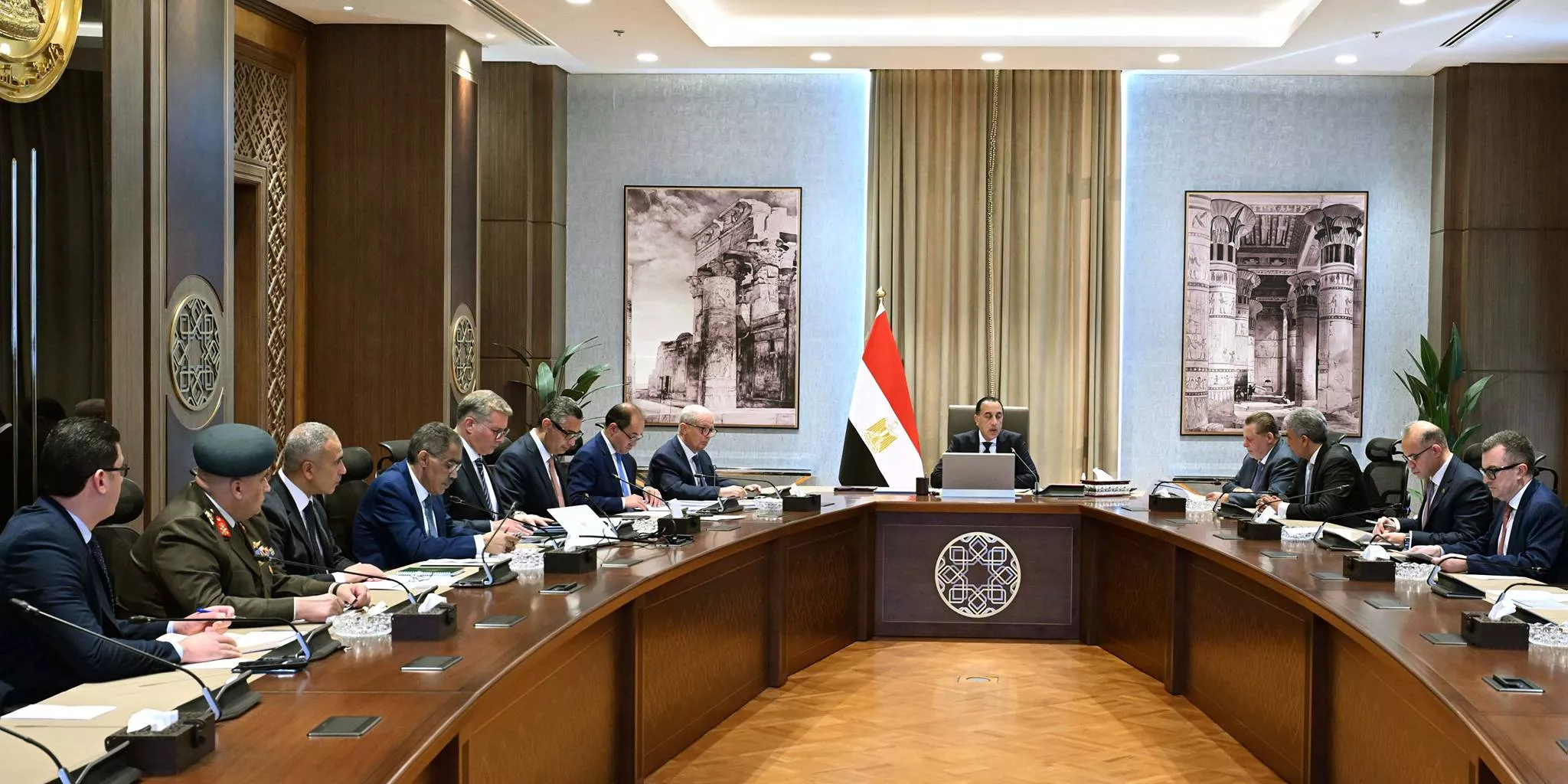 رئيس الوزراء يترأس اجتماع لجنة إدارة الأزمات المركزية