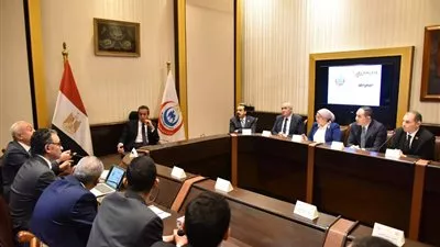 وزير «الصحة» يبحث إدخال الروبوتات الجراحية والذكاء الاصطناعي في جراحات العظام