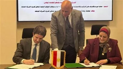 «الكهرباء» توقع عقدًا لتوريد 24 موزعًا لمواجهة زيادة أحمال صيف 2026