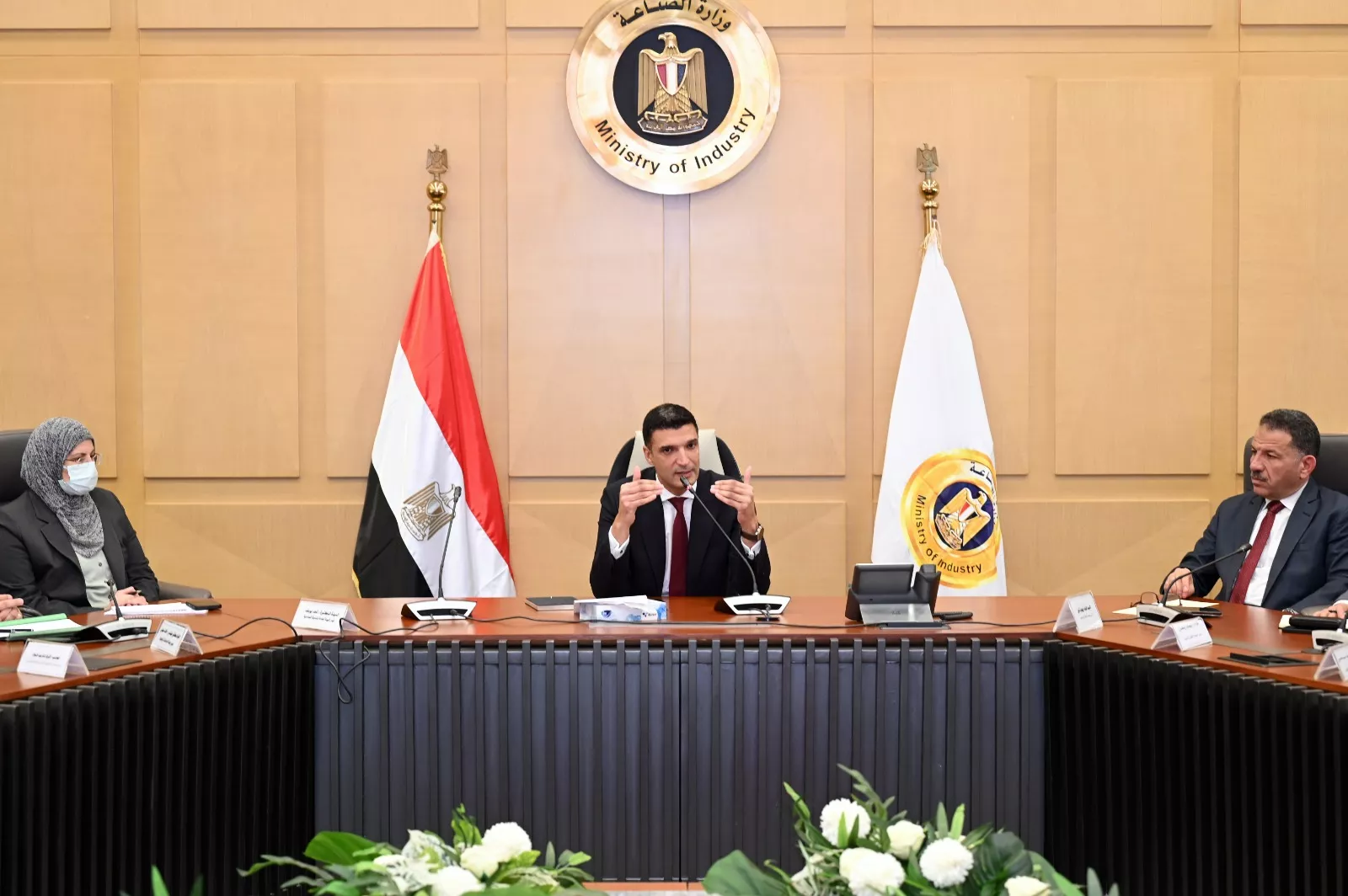 وزير الصناعة يعقد اجتماعاً مع ممثلي شركة دي كود للاستشارات