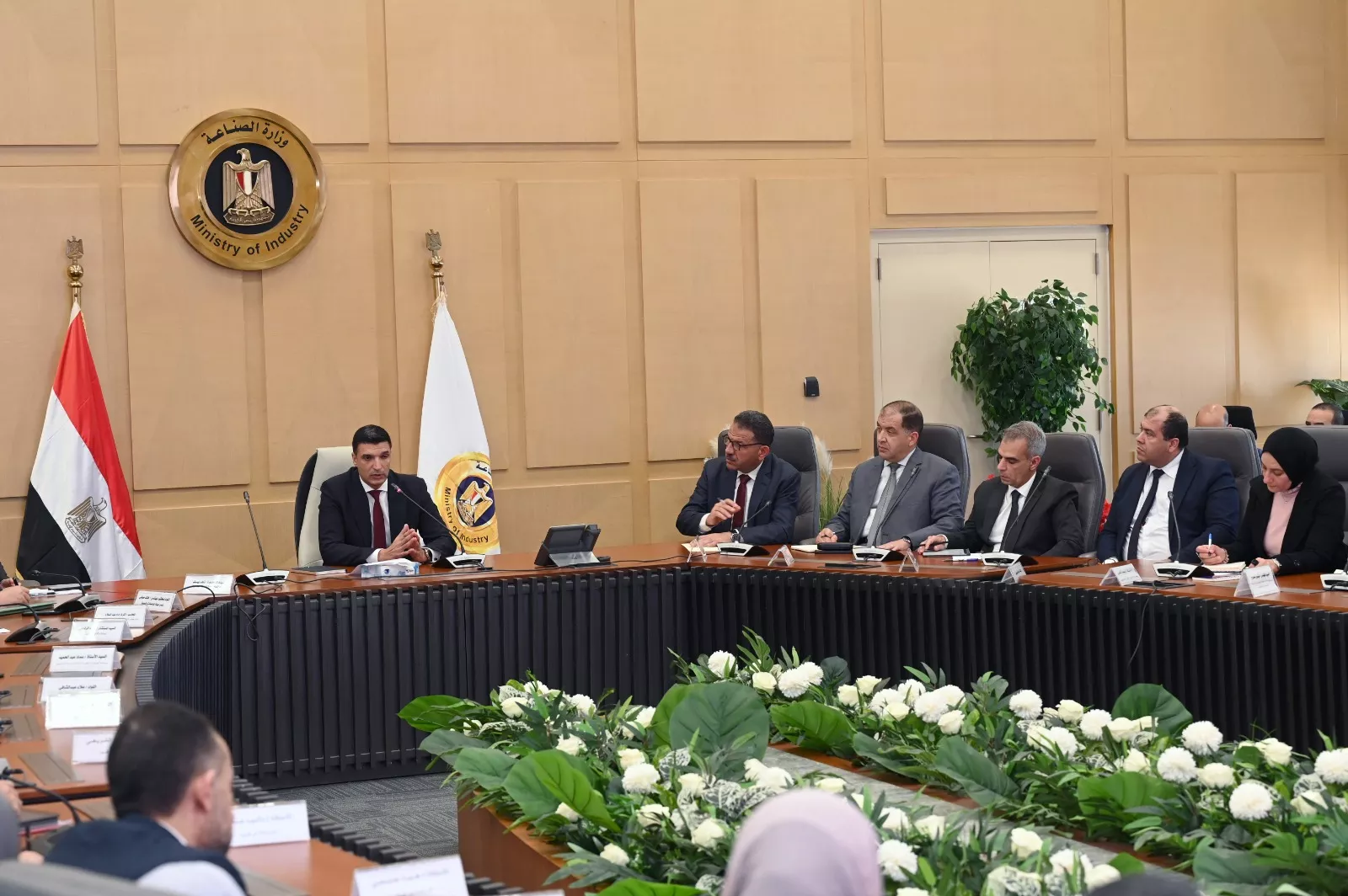 وزير الصناعة يعقد اجتماعاً مع ممثلي شركة دي كود للاستشارات