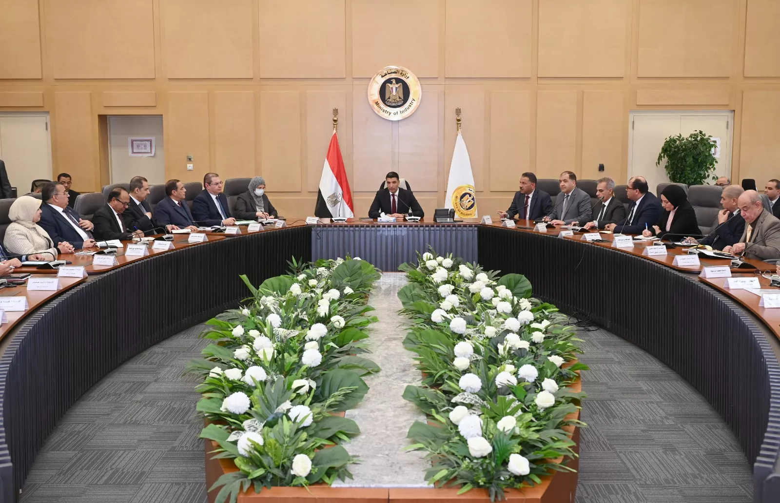 وزير الصناعة يعقد اجتماعاً مع ممثلي شركة دي كود للاستشارات