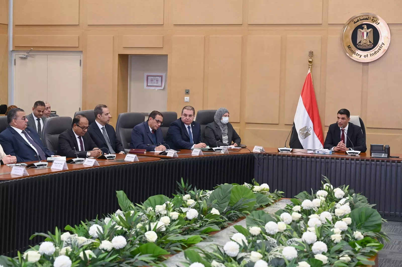 وزير الصناعة يعقد اجتماعاً مع ممثلي شركة دي كود للاستشارات