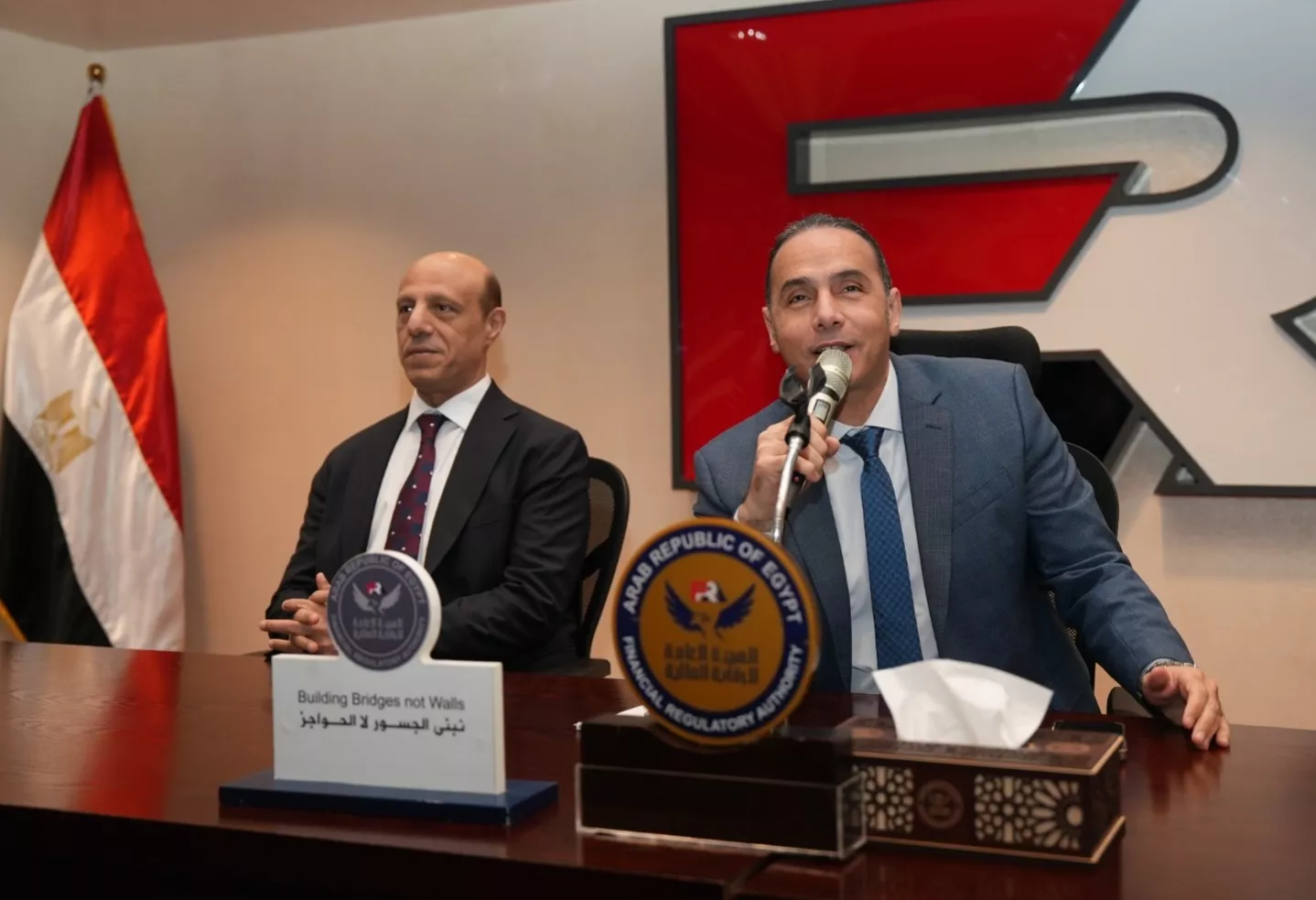 الدكتور إسلام عزام رئيس هيئة الرقابة المالية يلتقي بالعاملين